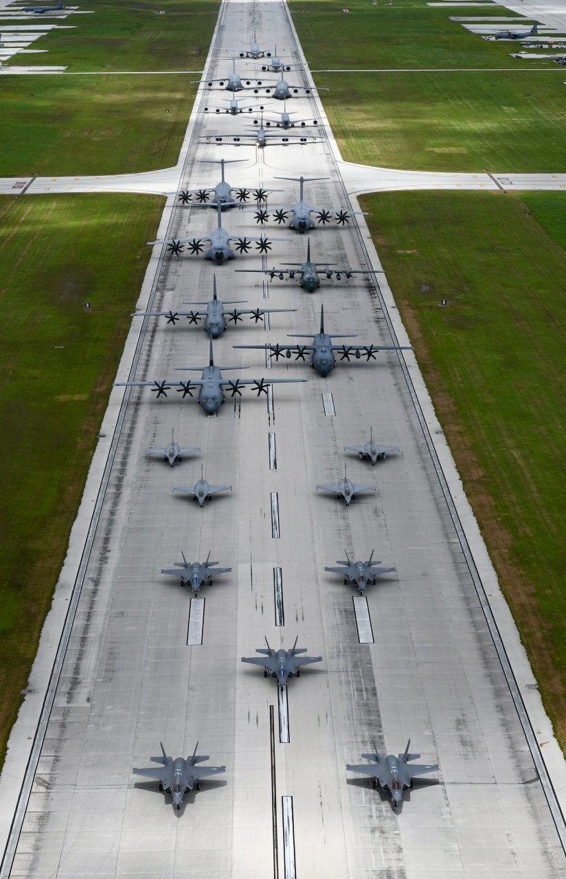 在关岛的安德森空军基地进行了一次盛大的大象漫步,拍摄到了美与