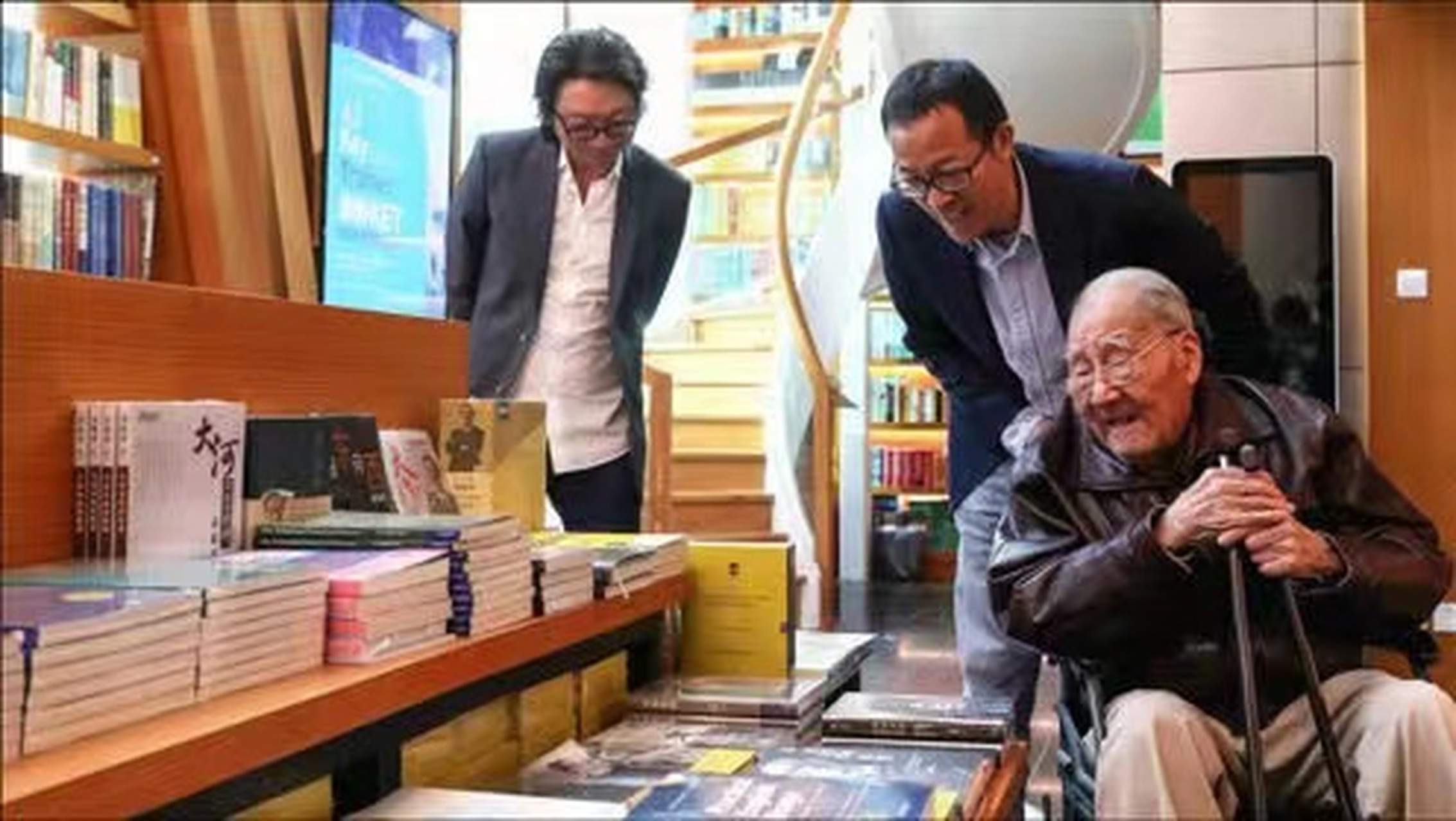 2017年,俞敏洪去看望自己北大的恩师许渊冲,没想到,年纪已经96岁的