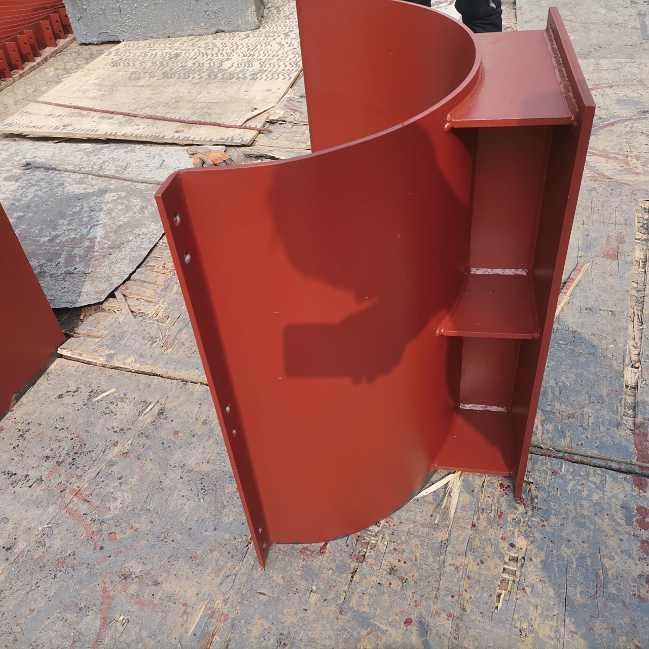 管道支架的分类: 1,按荷载分为三个等级:特轻级(q),中级,特重级(z).