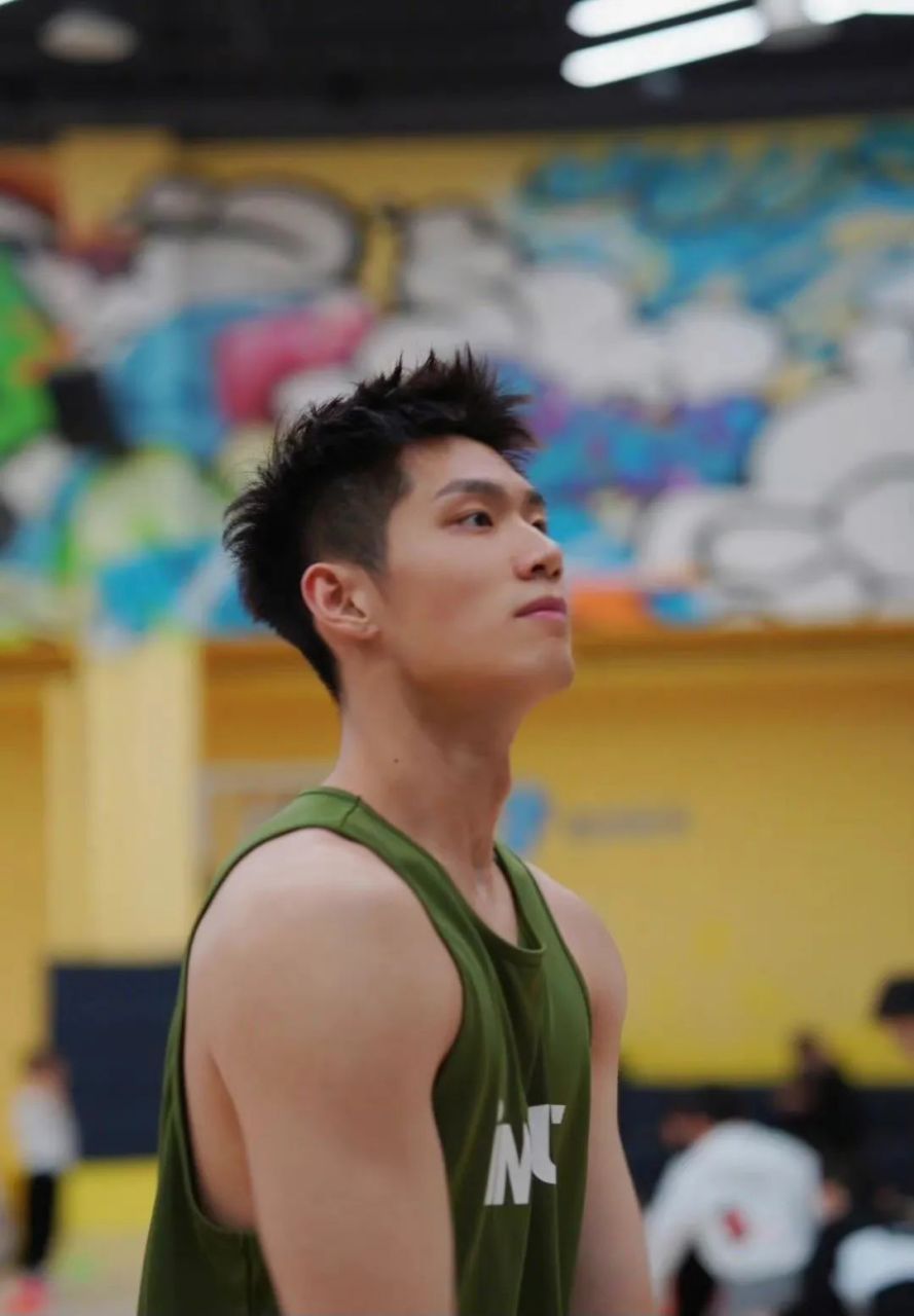 浙江188cm篮球体育生,现在的00后太优质了……#帅哥# #体育生