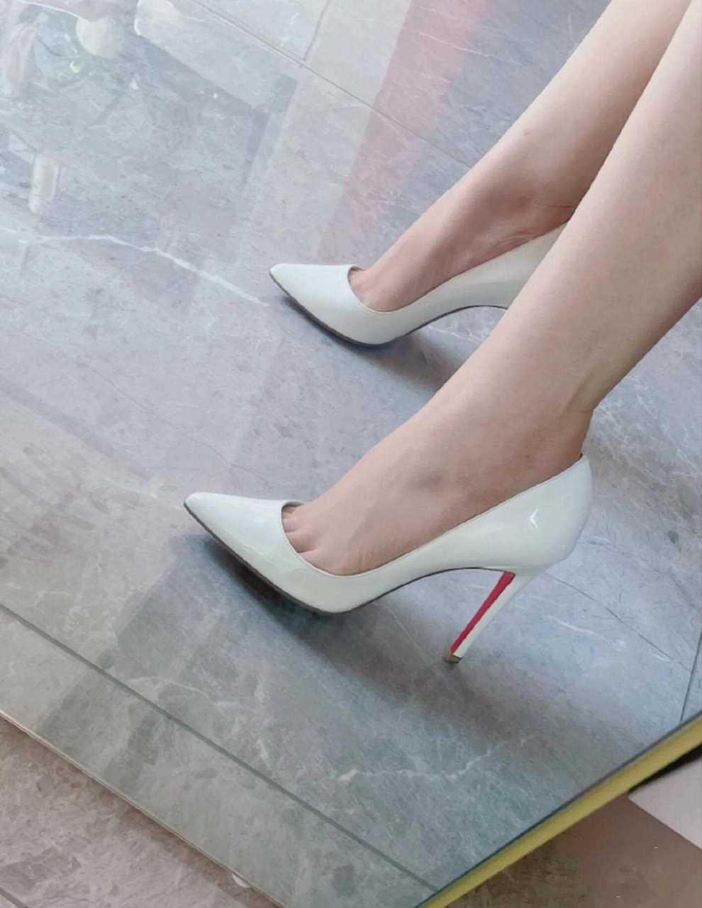 cl白色漆皮经典款高跟鞋,8.5cm高跟清纯的感觉