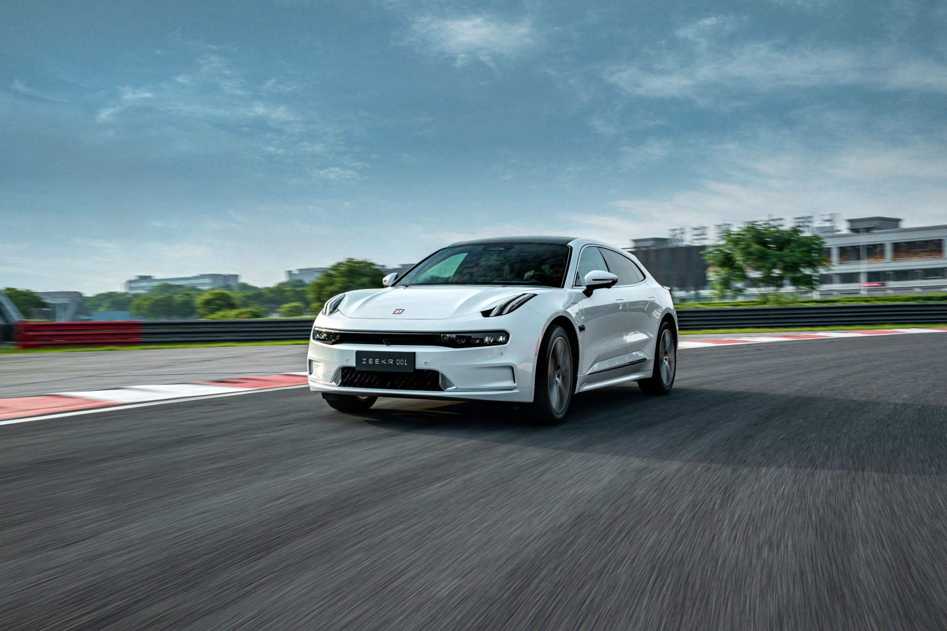 极氪001是一款备受关注的电动汽车,其上半年的销量表现不俗,达到了