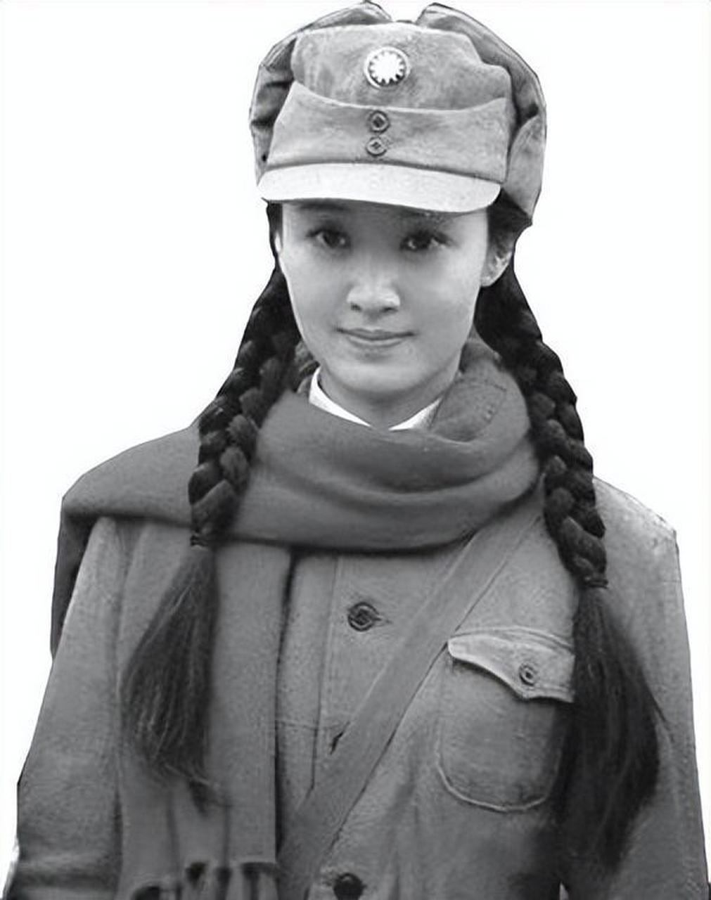 1943年,一个叫祝玲英的新四军女战士,在执行任务时被日军发现,可日军