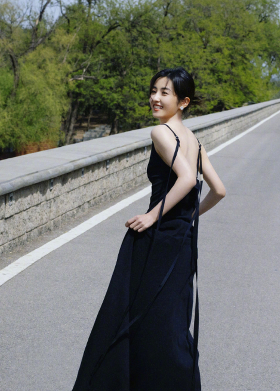 她来了她来了!清新灵动的张子枫,提着裙子跑的这张莫名好戳