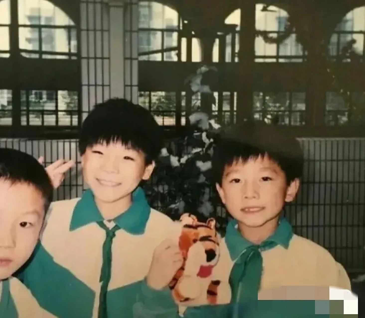 杨洋一家三口的全家福照片 妈妈颜值很高,爸爸脸小鼻子高 他的五官像