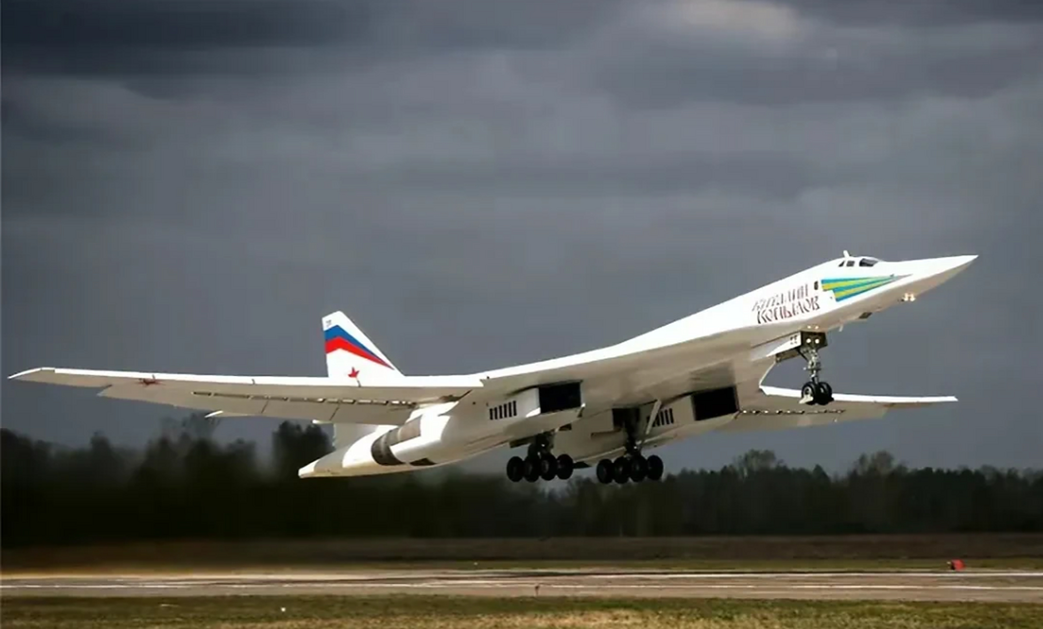 俄罗斯三款大杀器,图160白天鹅,海盗旗,超音速变后掠翼远程战略轰炸机