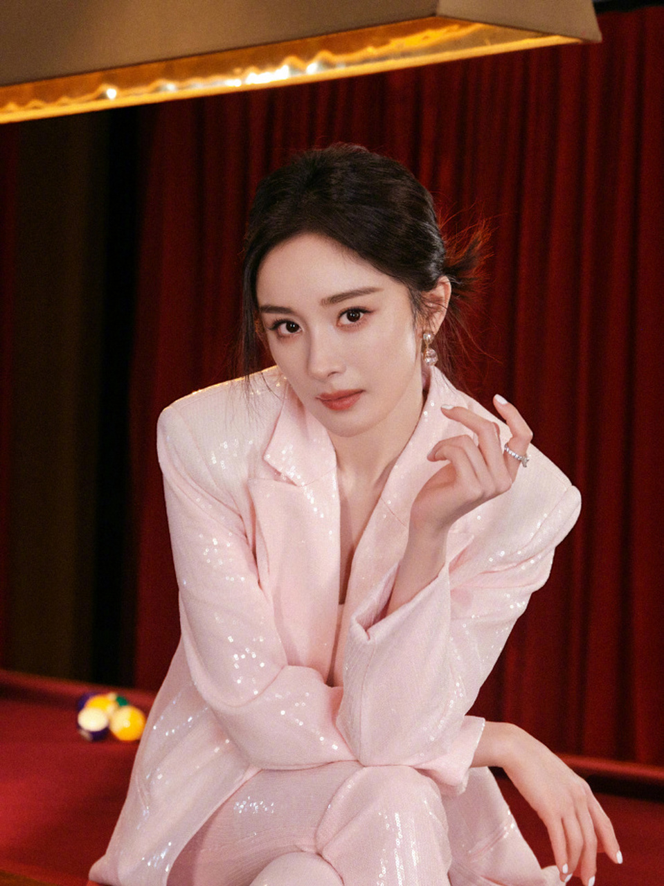 杨幂粉色亮片西装