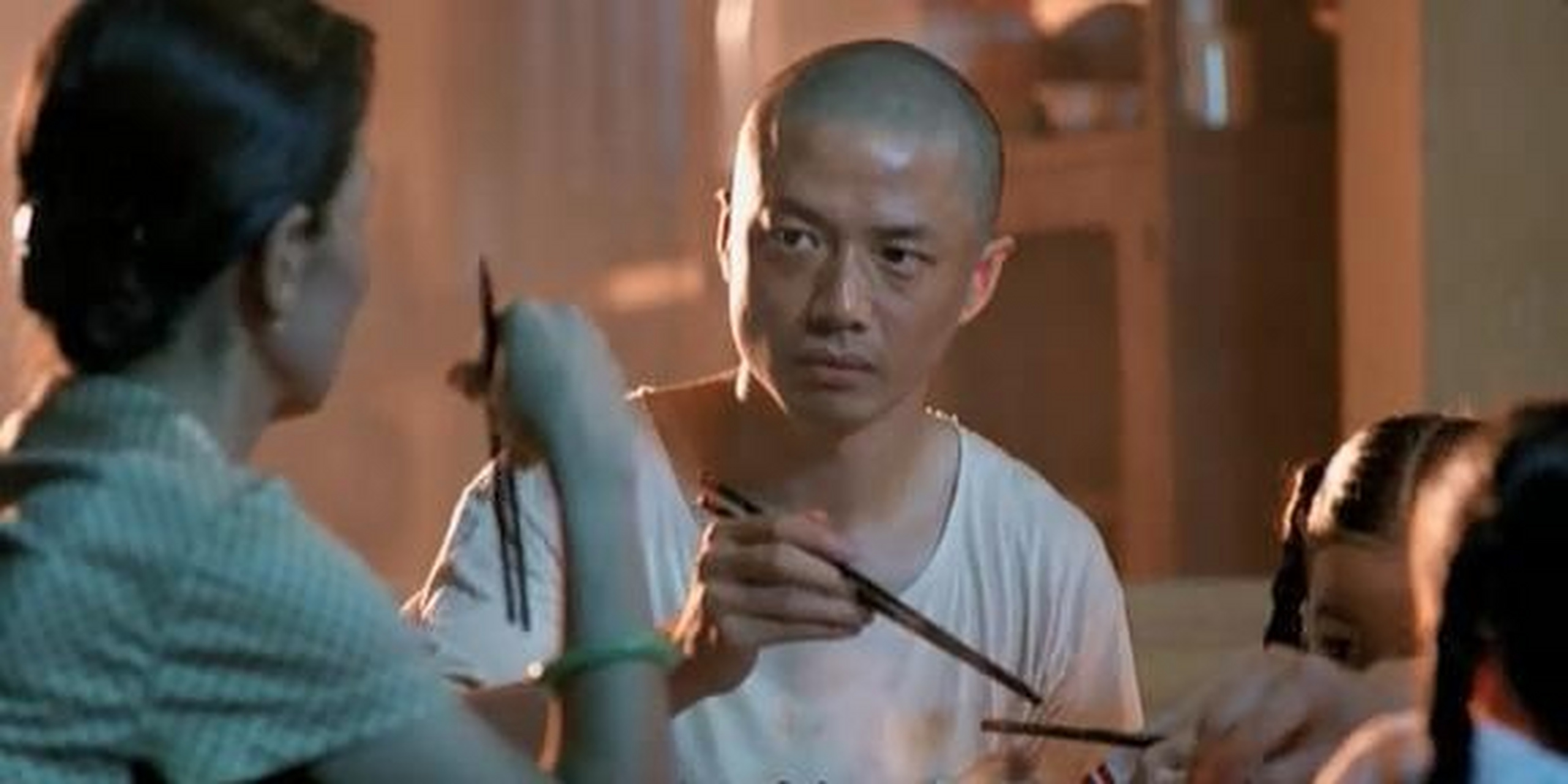 故事发生的时间是中日战争时期,段奕宏饰演的细伟原本是个士兵,后来