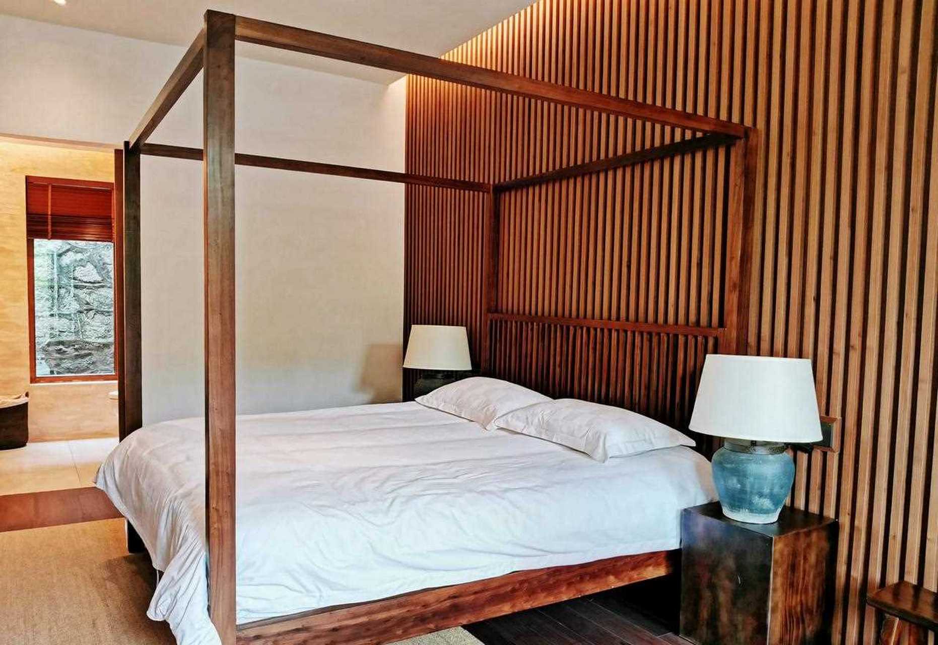 这是山东沂蒙人家酒店,坐落山峰,风格清新大气,与大自然融为一体,住