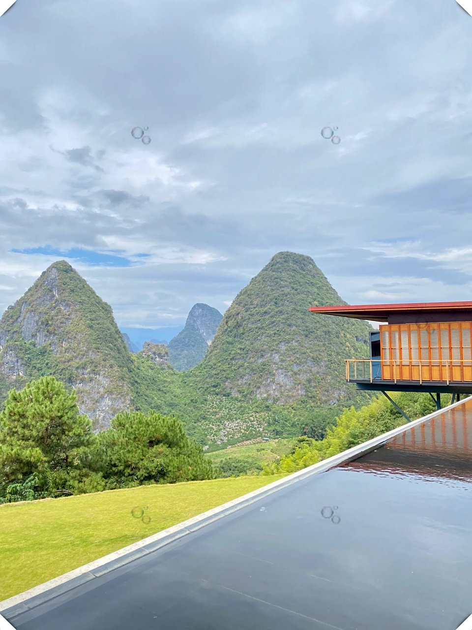作为桂林唯一能在山顶俯瞰漓江全貌的酒店,阳朔画山云舍的名气渐渐