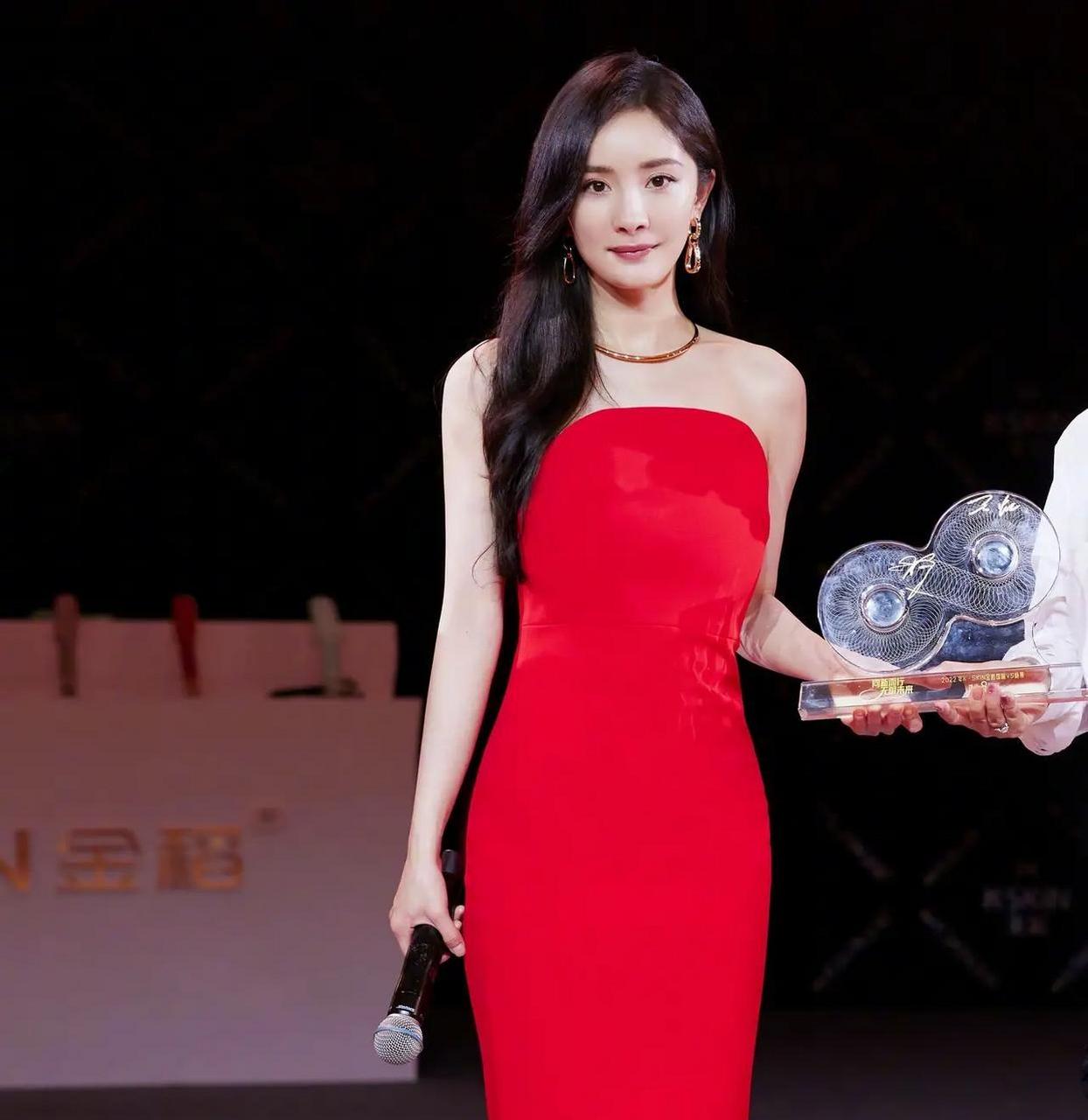 杨幂一袭红裙明艳动人