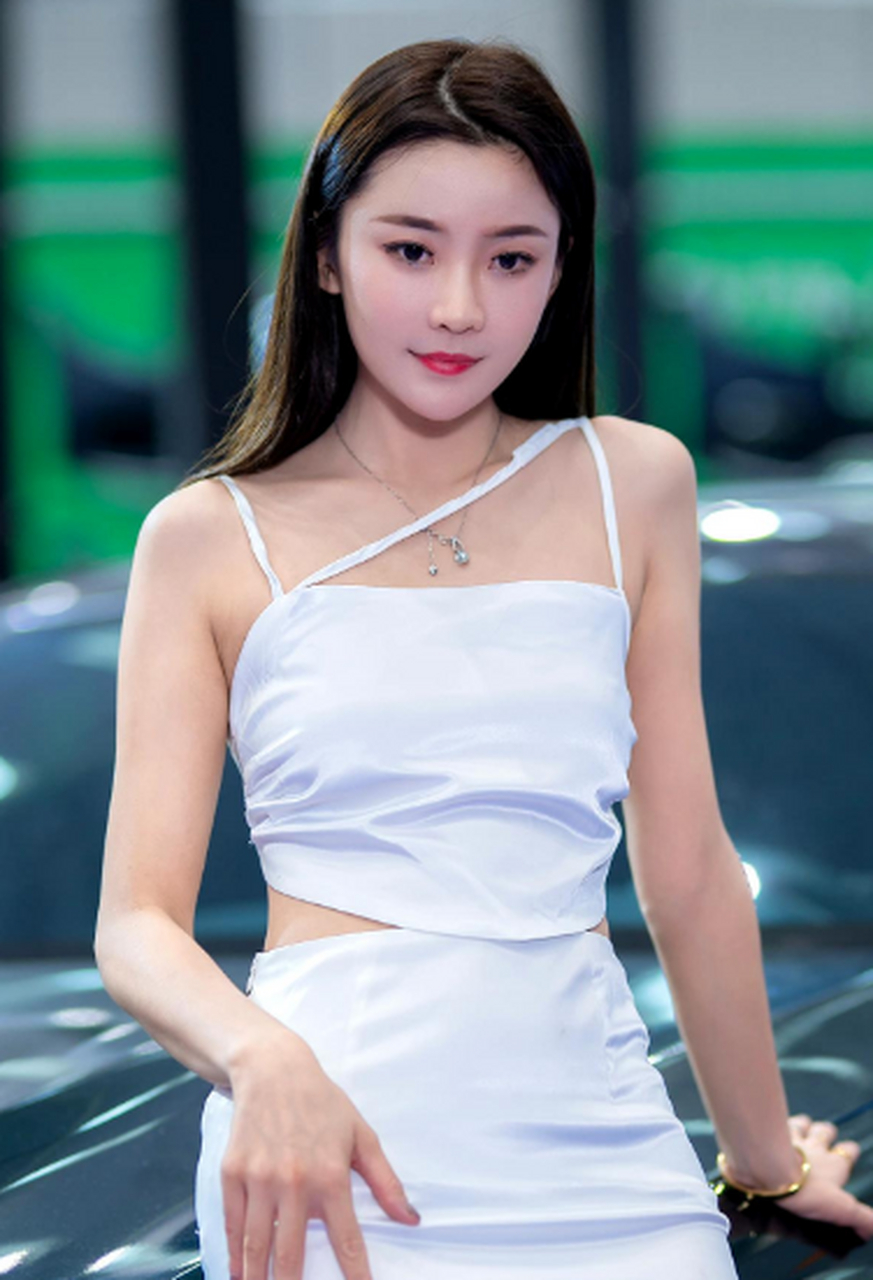 白裙美女车模,像邻家小姑娘令人心动