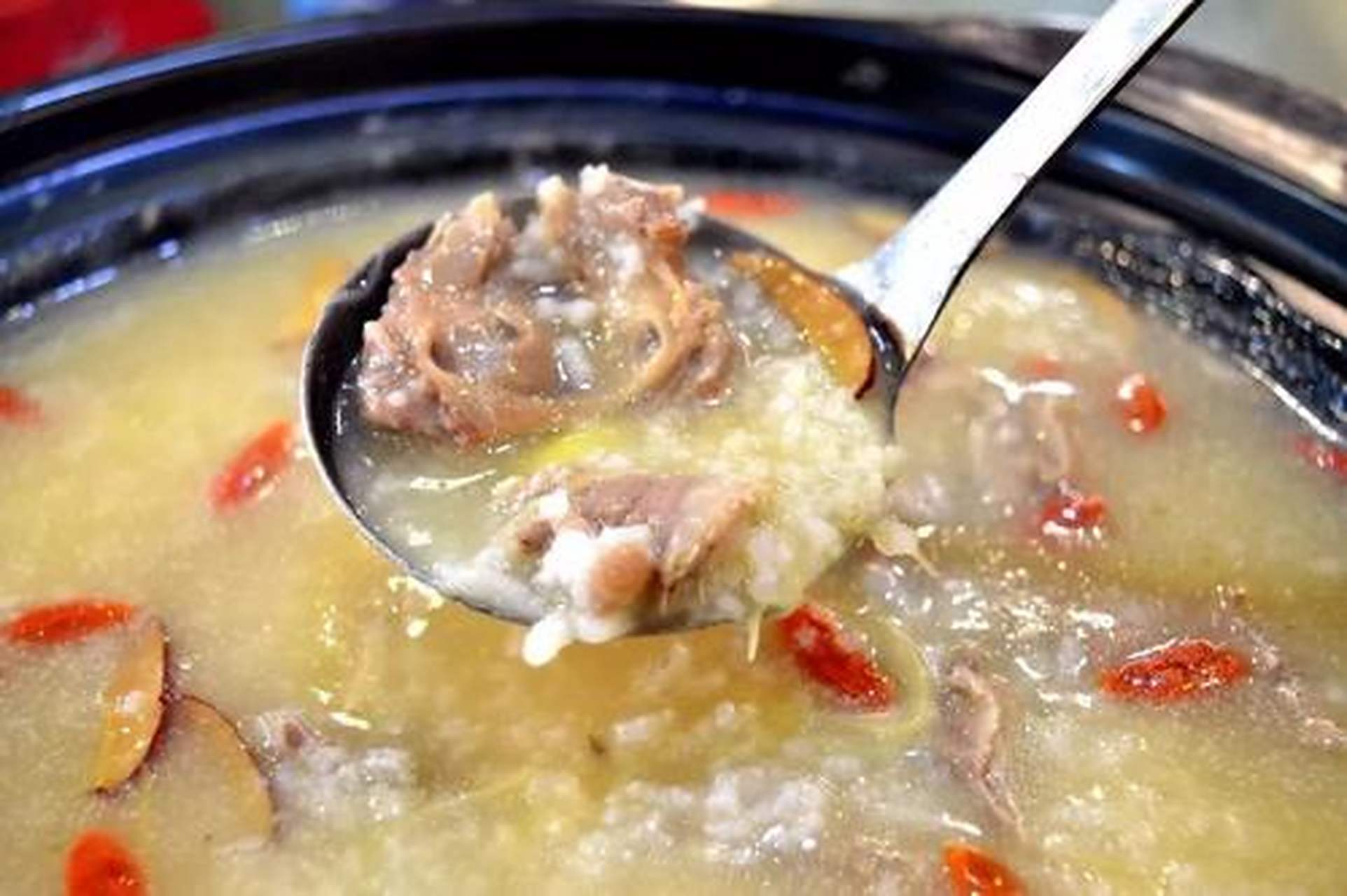 4月放肆吃#鸽粥:在海口十大小吃中鸽粥是当地大街小巷都能看见和品尝