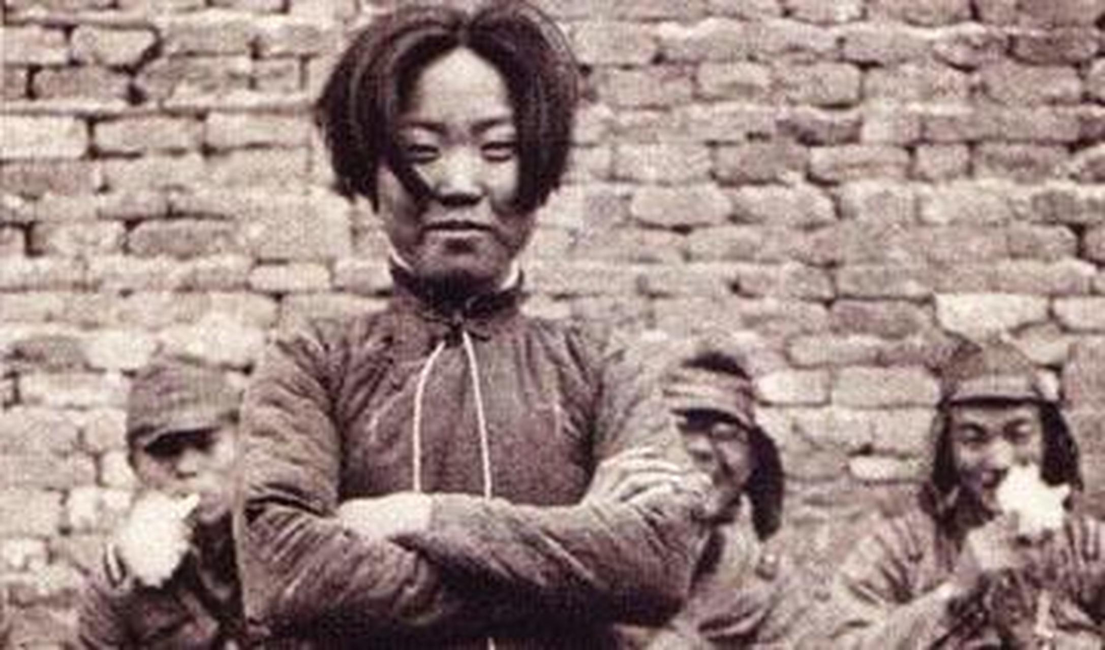2005年,两张抗日女兵的照片在网络上引起了很大的轰动,网友们被女兵的