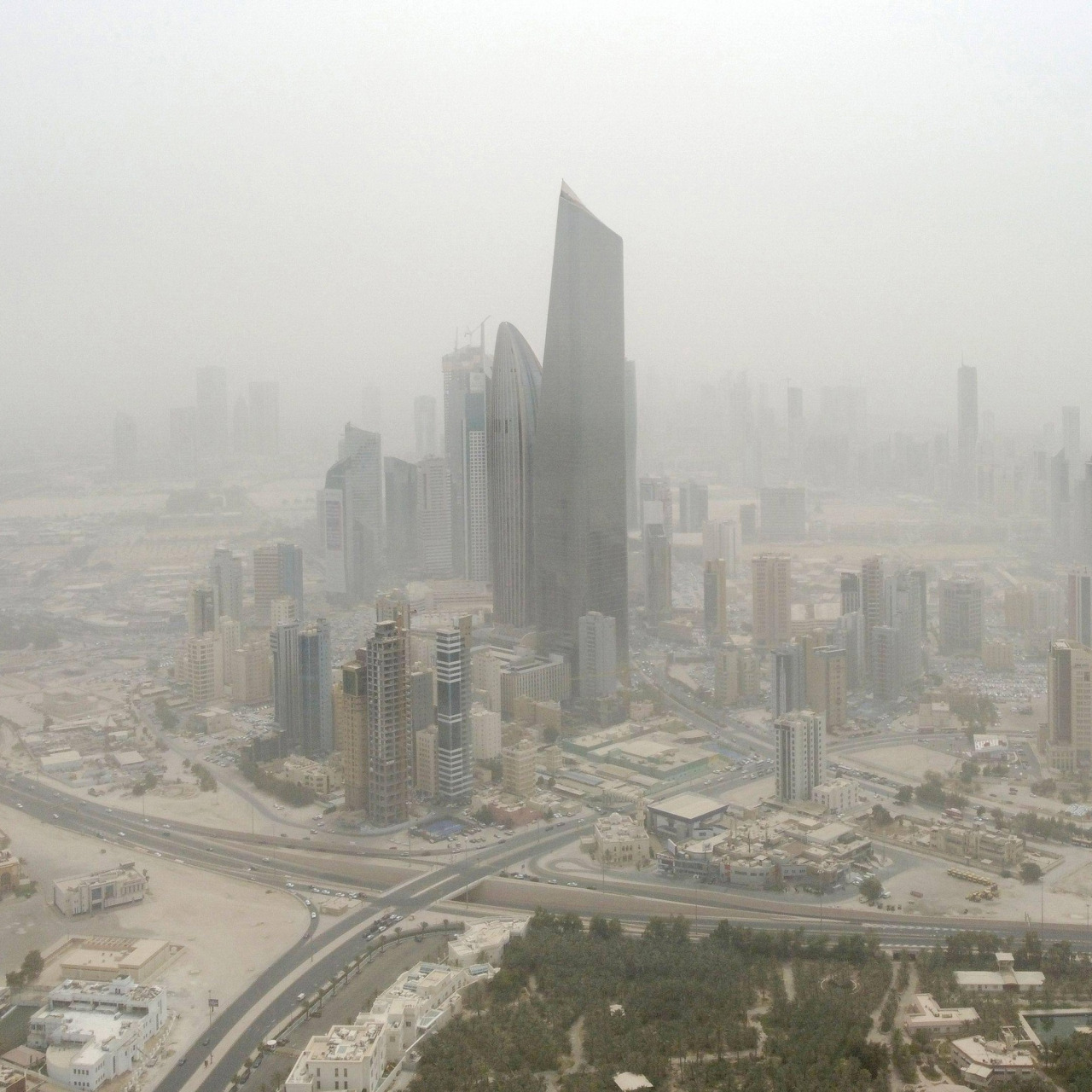 4月24日,科威特首都遭遇严重沙尘暴天气,最高风速达到每小时50公里
