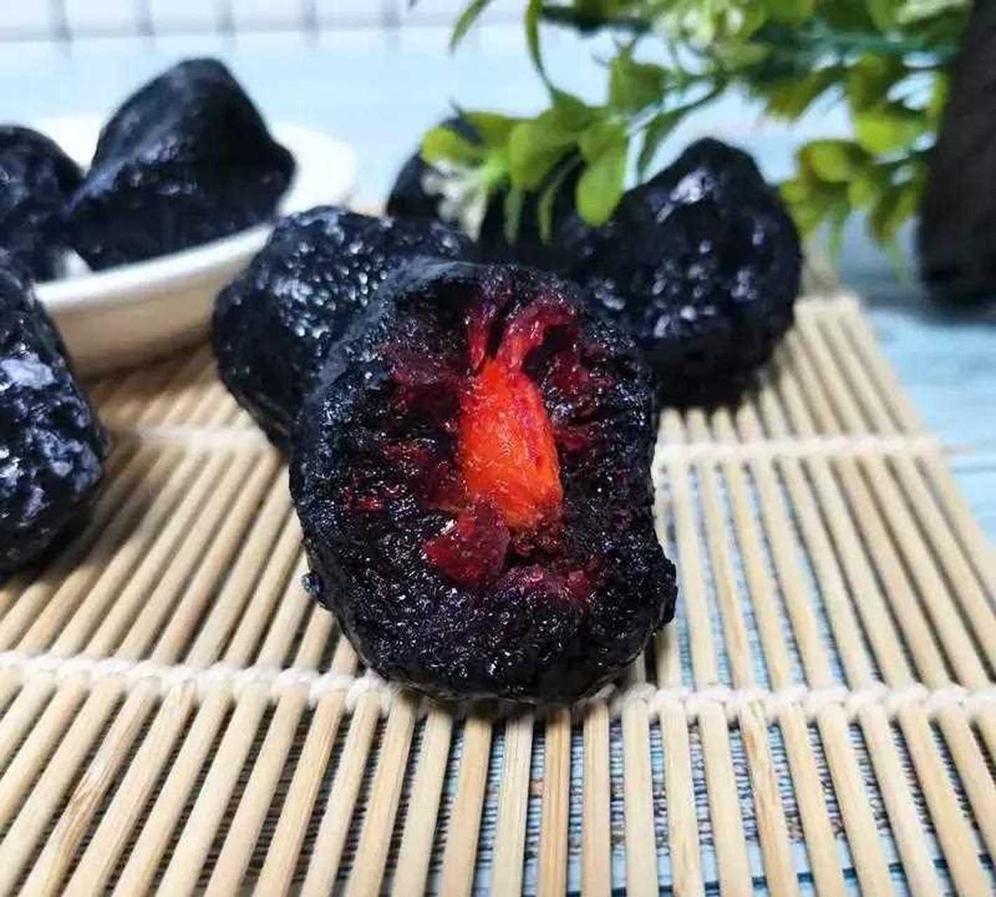 大家好我是法特 新疆不仅有棉花还有乌梅!