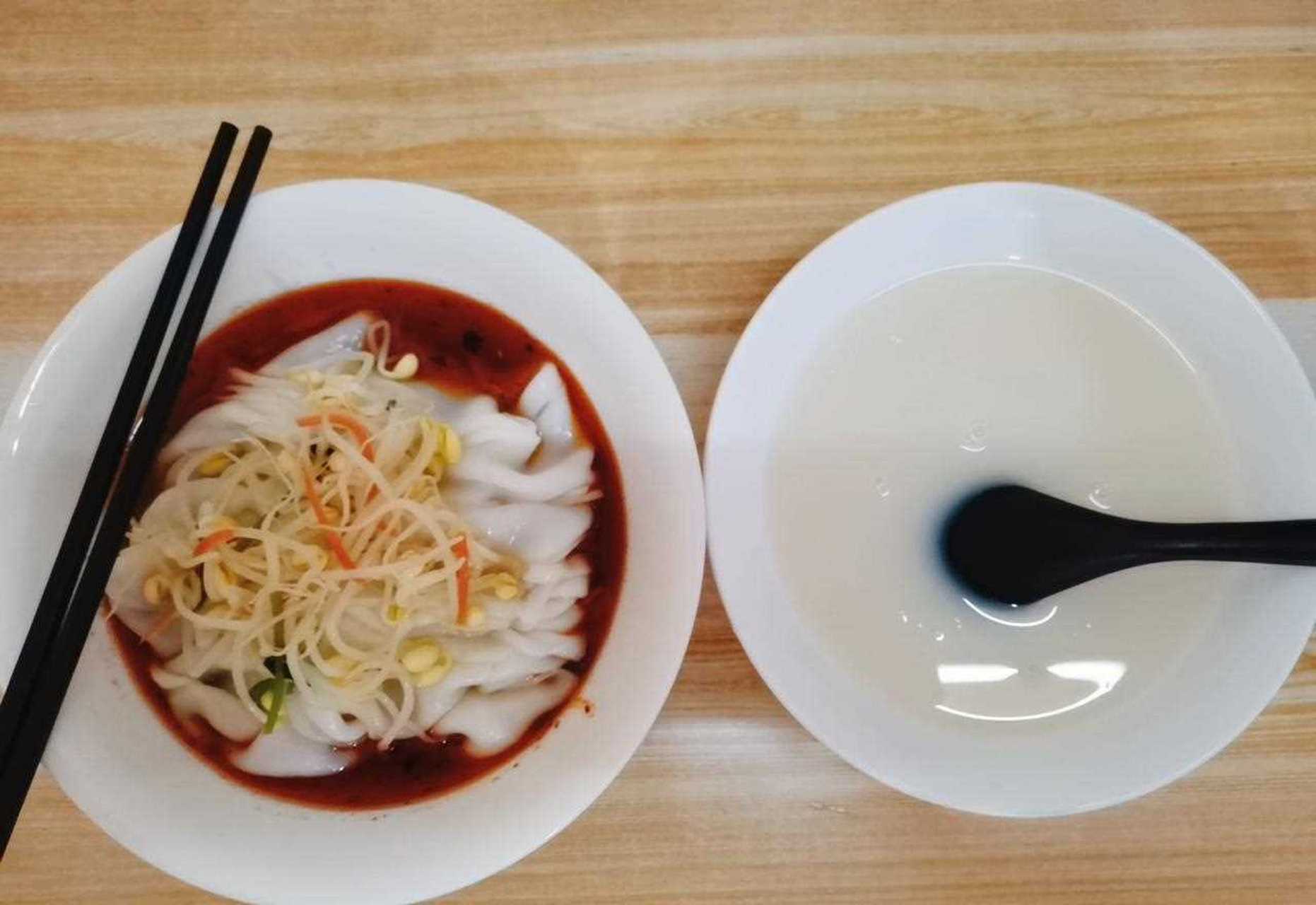 作为一个地道的陕南人,一碗热面皮,一碗花生浆稀饭是标配.