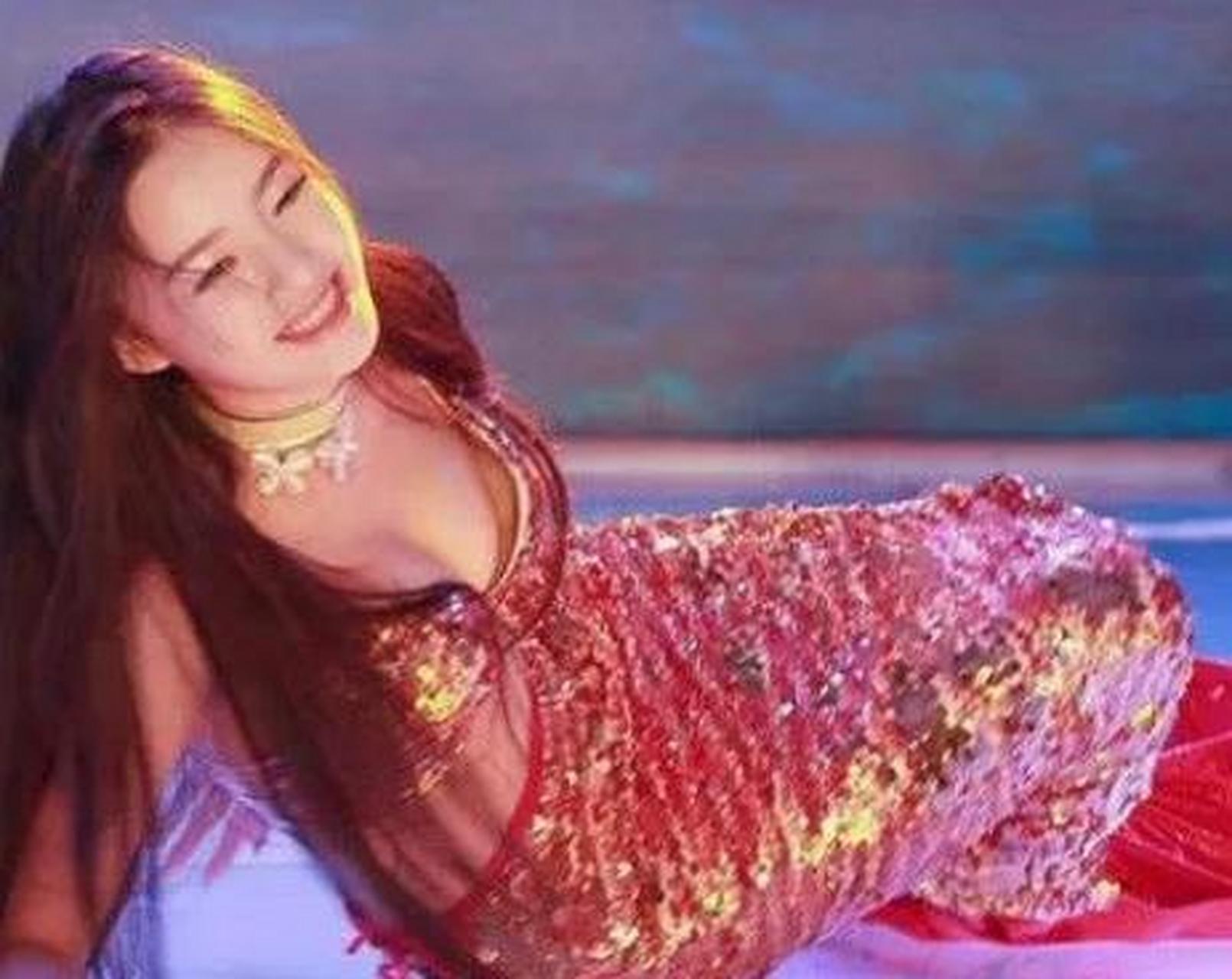 当年在《美人鱼》女主角的海选上,林允身着美人鱼的鱼尾装,"滚"上了