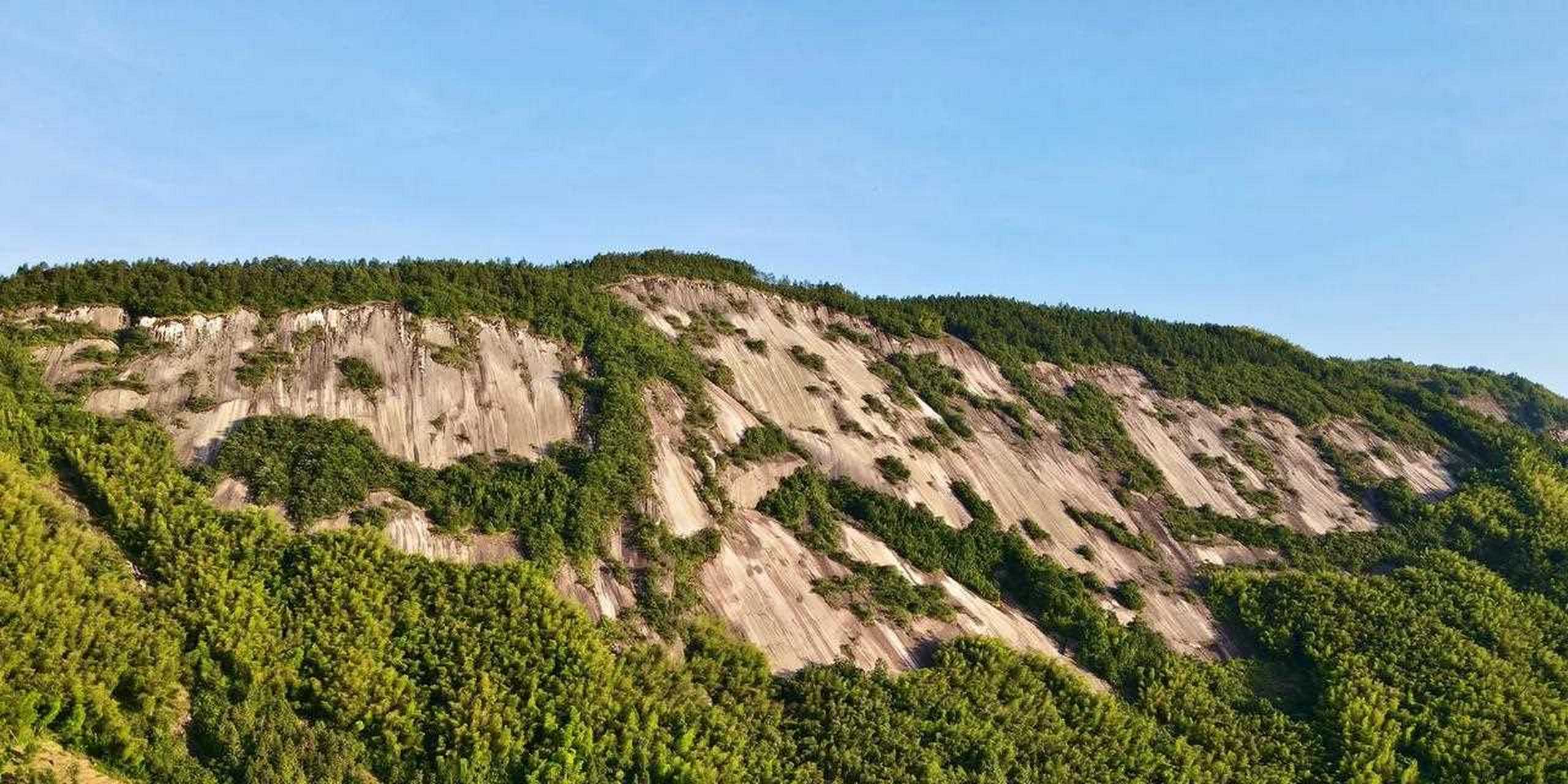 石瀑面对着虎形山的峡