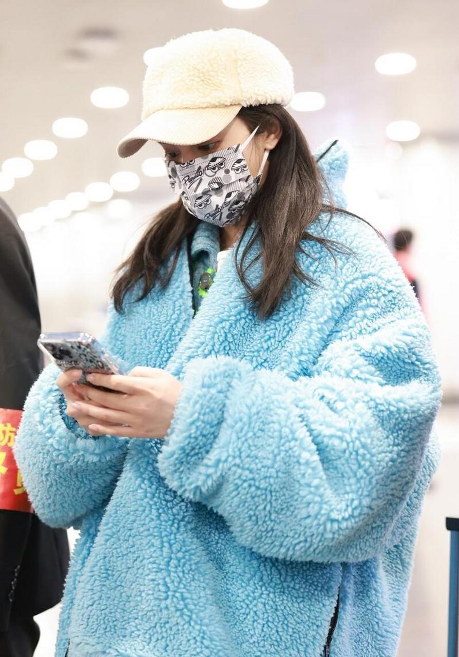 彭小苒机场街拍 蓝色摇粒绒外套 破洞牛仔裤 棒球帽温暖清新