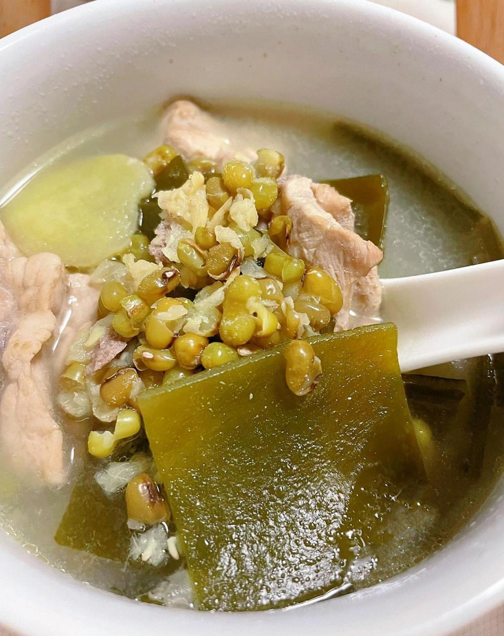 绿豆海带猪骨汤,清热下火最近脸上疯狂冒痘,所以赶紧煲个绿豆海带汤降