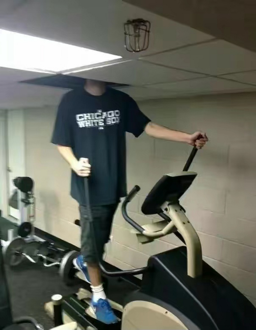 你头卡在上面干什么啊