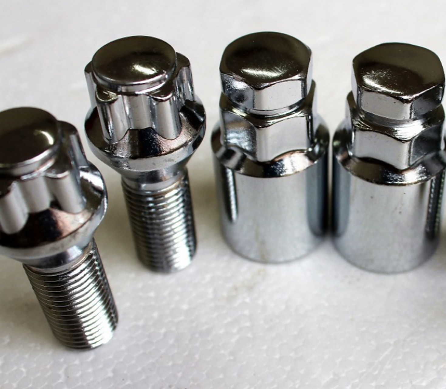 轮毂螺栓就是用于连接汽车车轮的高强度螺栓,连接的位置是车轮的轮毂