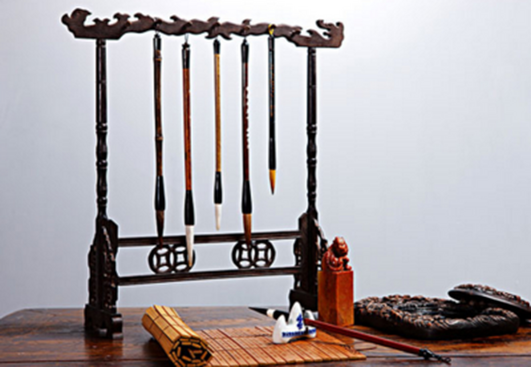 文房四宝  中国古代传统文化中的文书工具,即笔,墨,纸,砚.