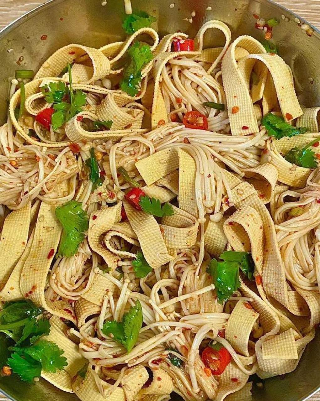 今天吃金针菇拌豆皮! 香辣开胃!低脂高蛋白!