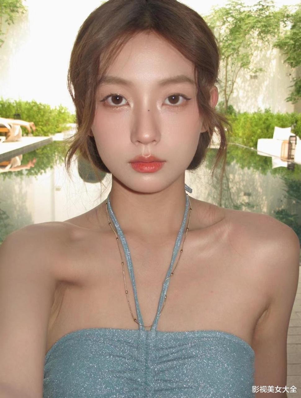 大学辅导员的妹妹,长发瓜子脸大长腿高颜值女神,今年26岁还是单身