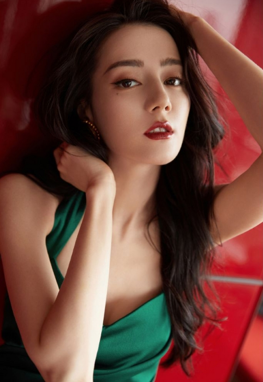 身材绝佳,美若尤物的#迪丽热巴# 身穿绿色性感紧身裙,性感妖娆,妩媚