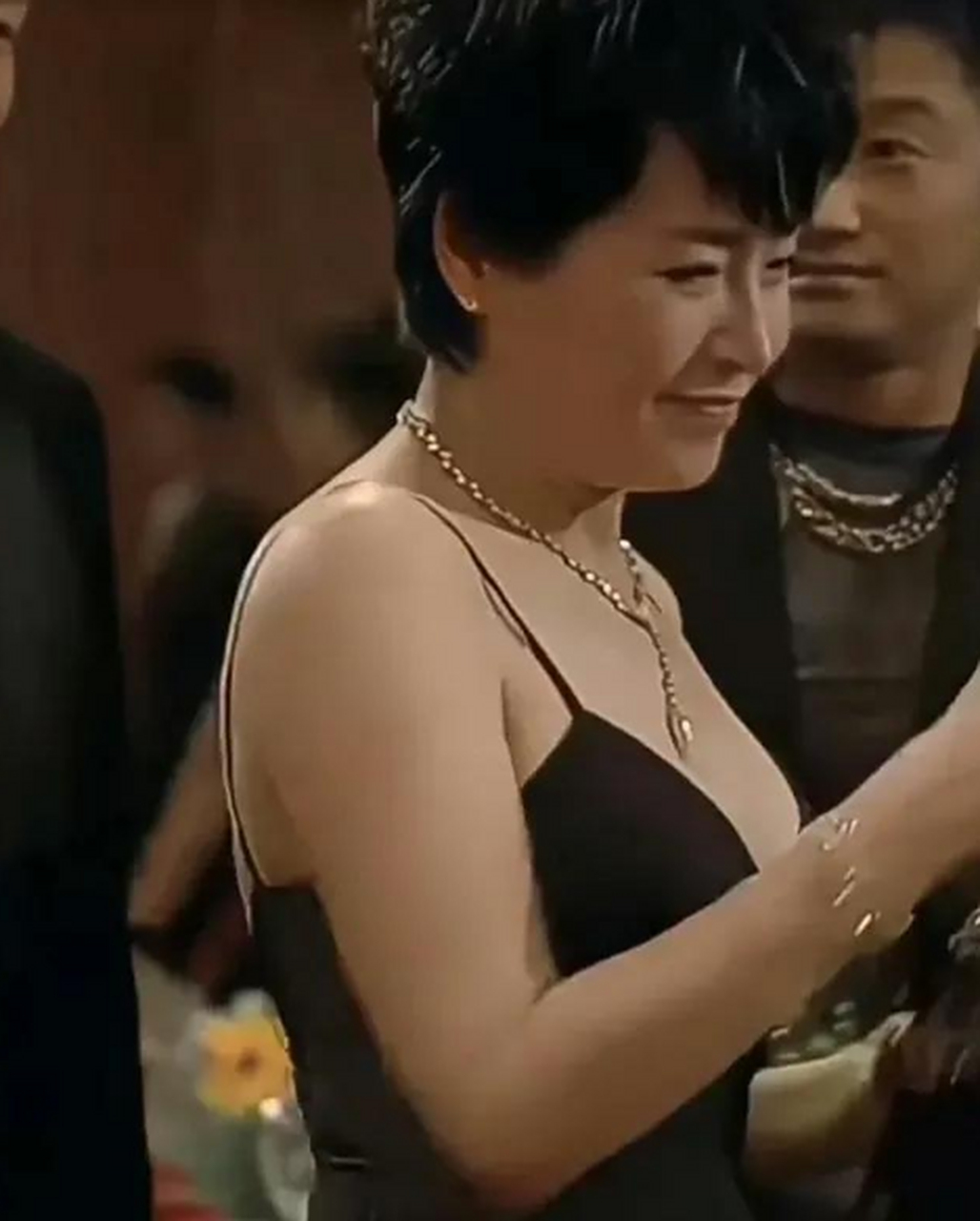 万梓良前妻恬妞,修身的黑色吊带,露着大半个肩膀,一把年纪还穿的如此