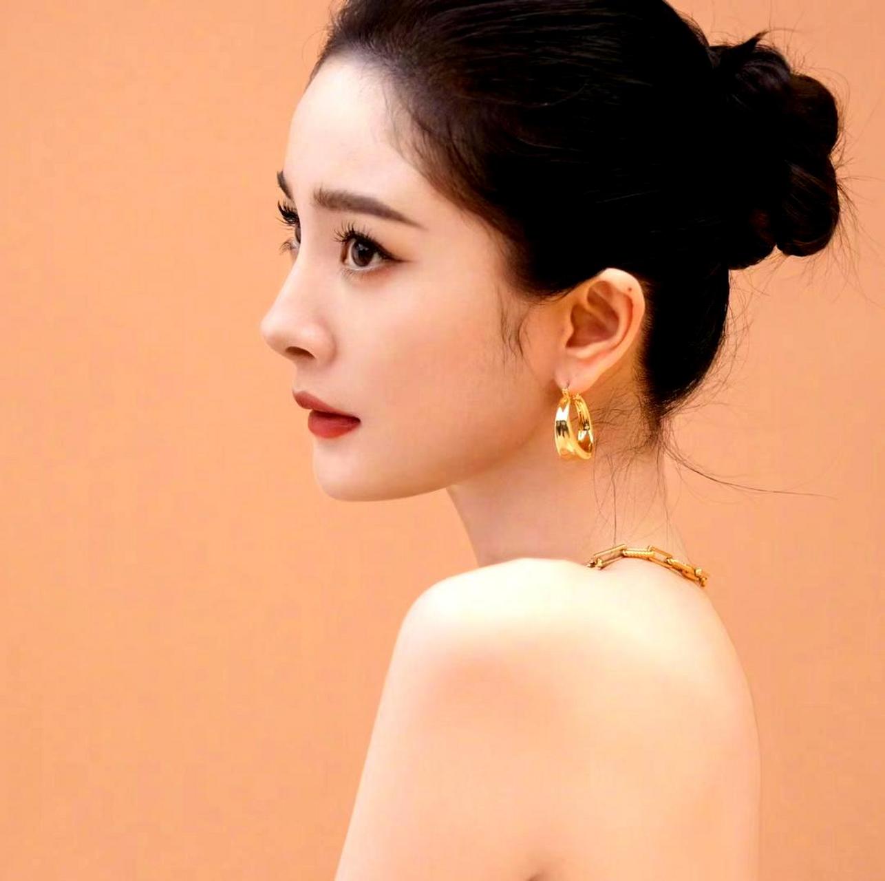 杨幂的侧颜真的很迷人,美得让人惊叹!