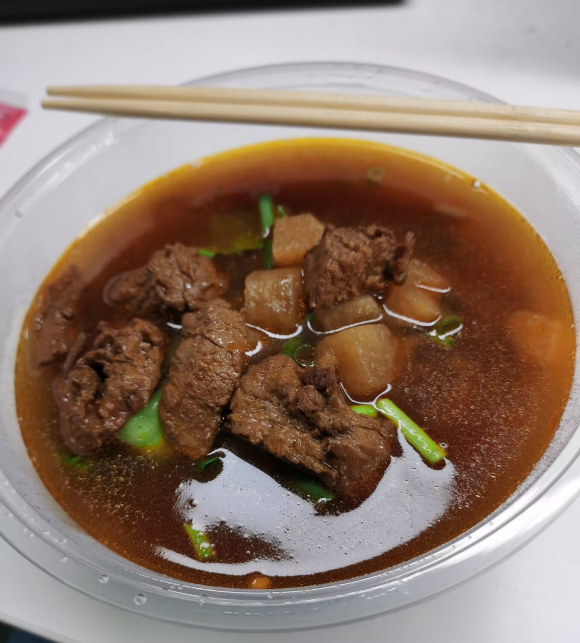 12元一份的大碗牛肉面,只因外卖送了40分钟,一顿操作下像不像变魔术呢