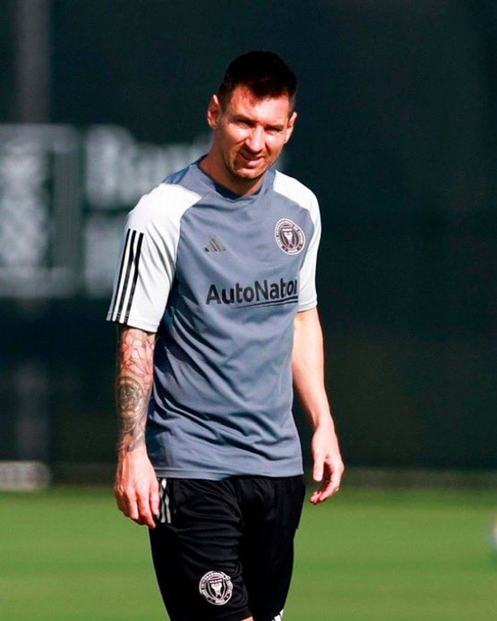 如果能让头发再长一点,那看起来就像2015年一样了.#梅西刮胡子了