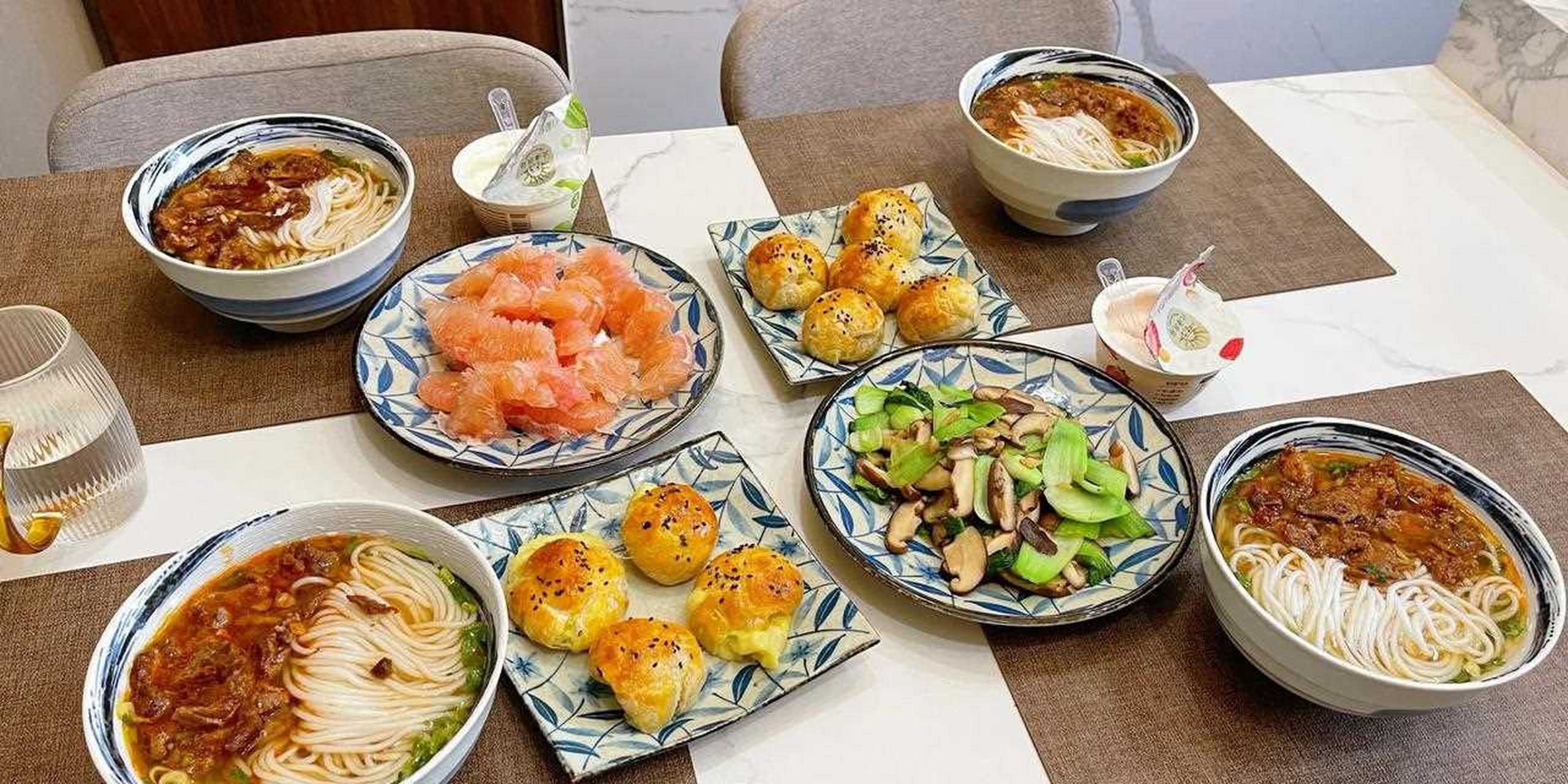 大家好,我是二豆妈,这款就是我家经常吃的米粉,提前泡四五个小时或者