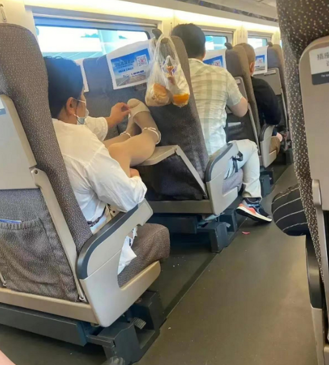 再也不想用高铁上的小桌板了