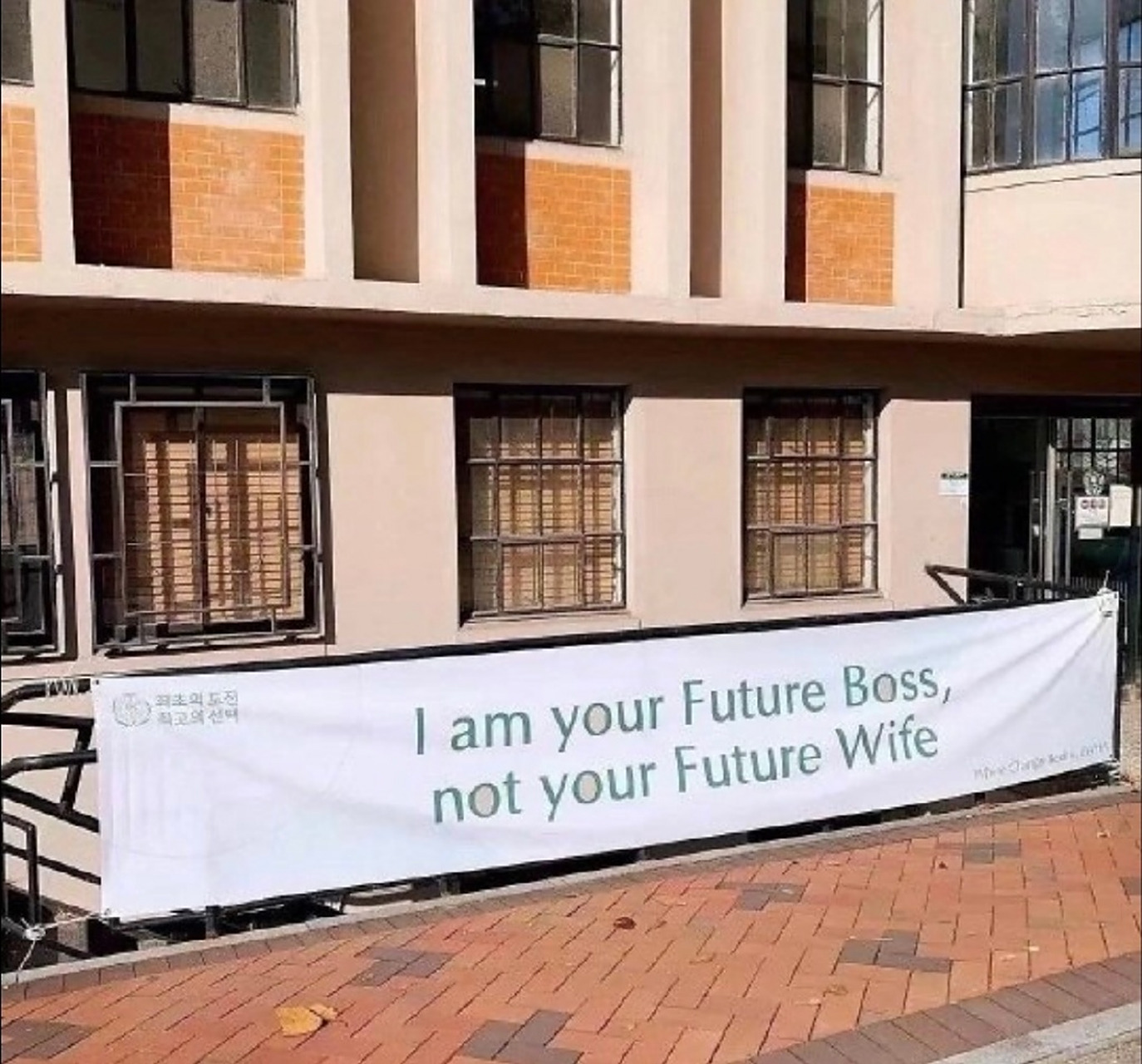 你不用在意我的外表,因为我不是你未来的妻子,而是你未来的老板!