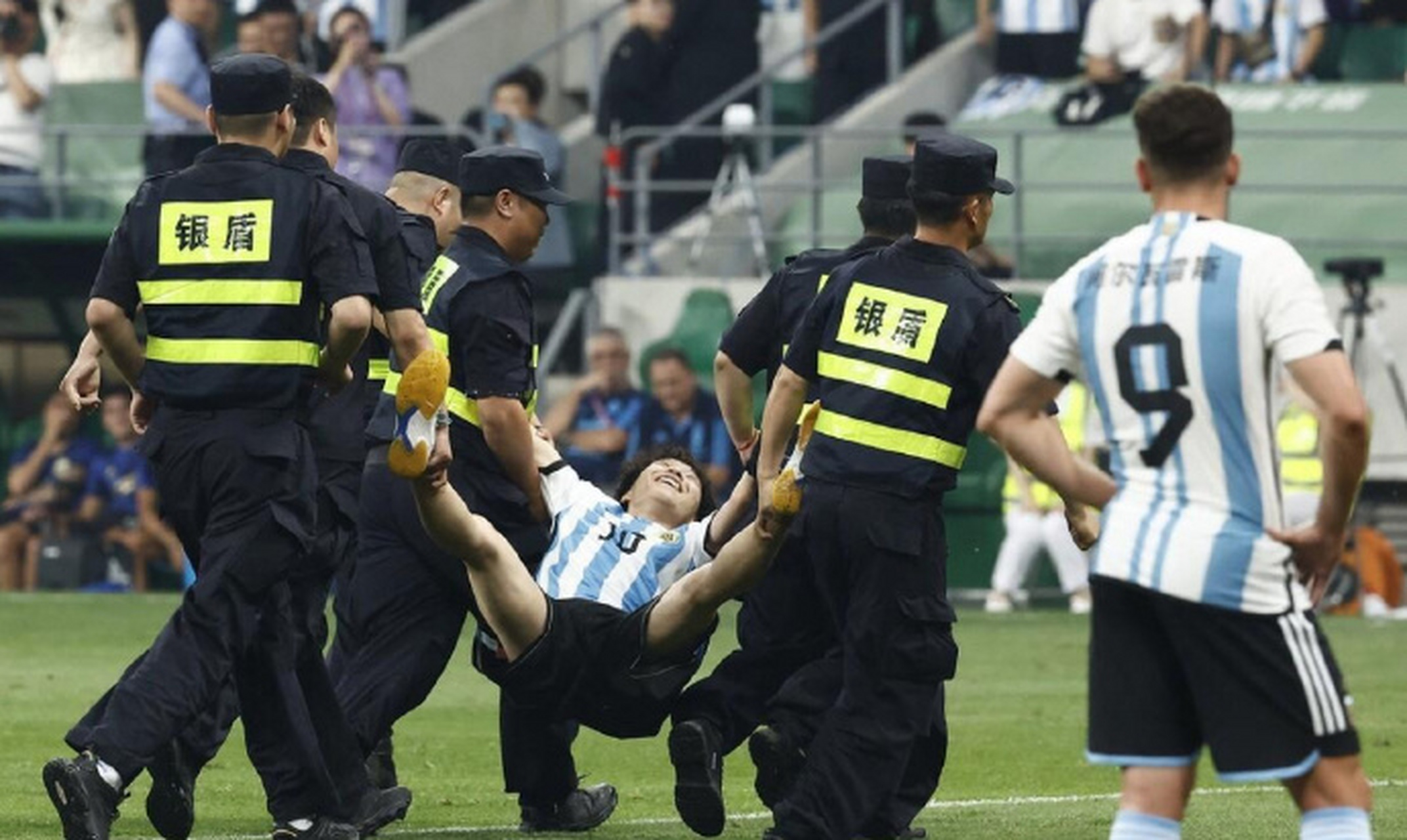 18岁少年从3米看台跳下来,在绕场跑一圈时,抱了梅西,和大马丁击掌,他