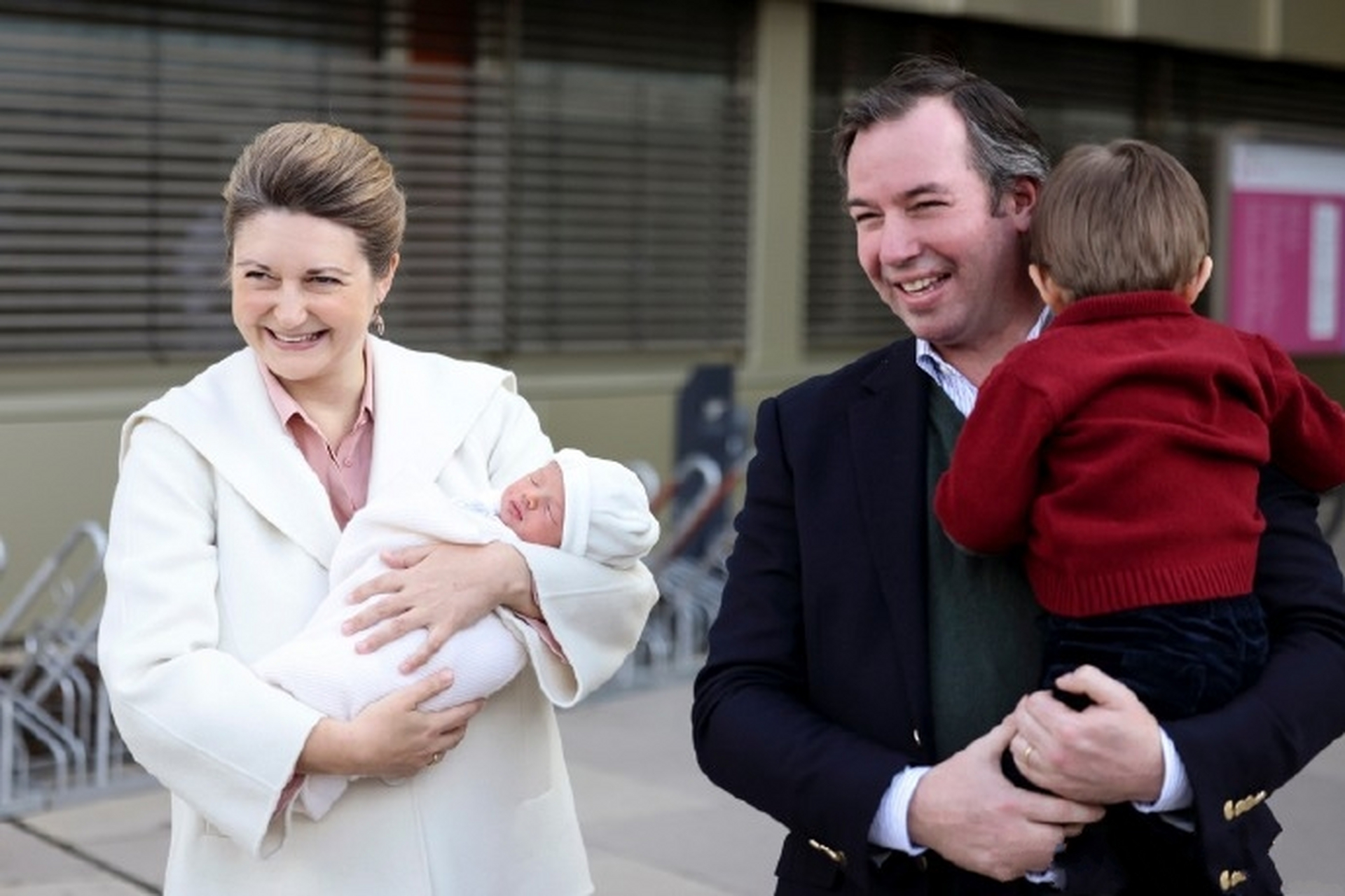 卢森堡大公储妃斯蒂芬妮和弗朗索瓦王子的出院图  今天卢森堡王室官方