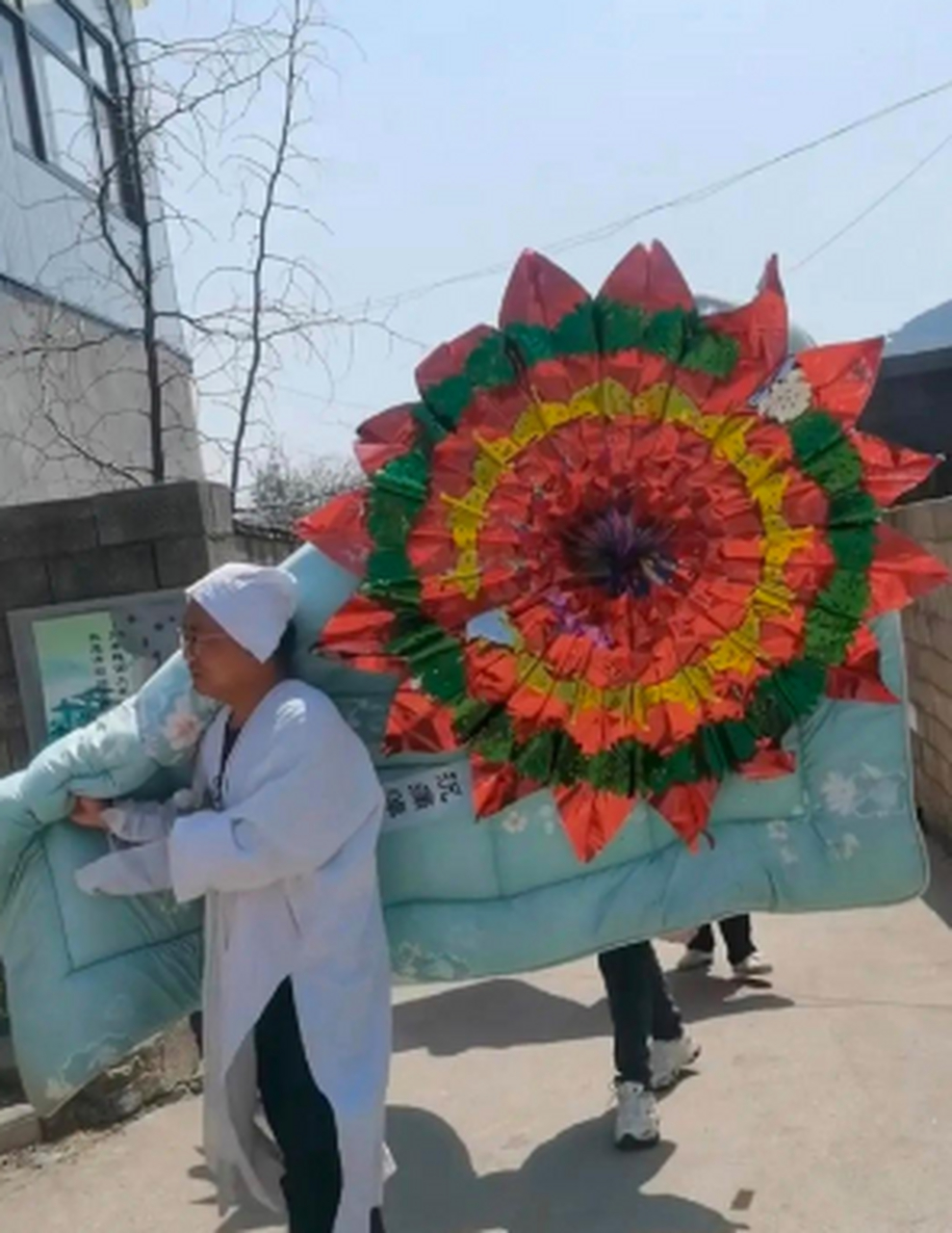 这被子用完就扔了吧,要不然谁还敢盖啊?