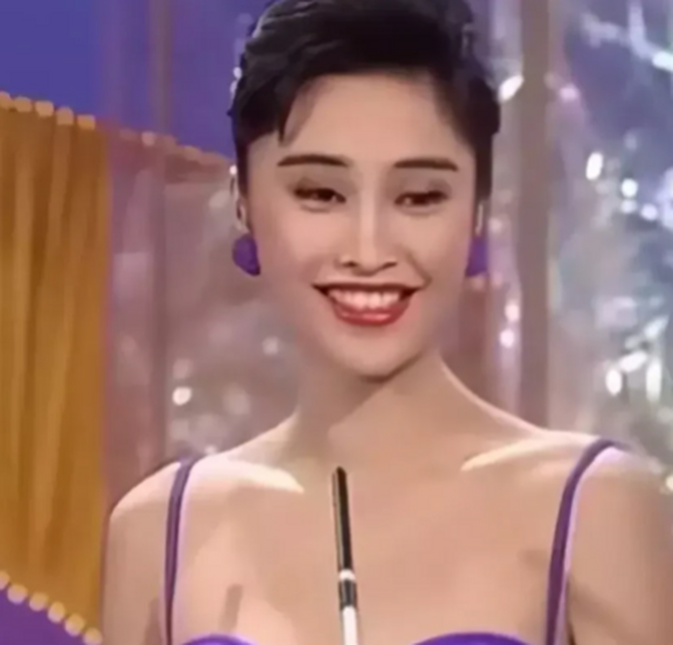 1992年,在香港小姐大赛上,陈淑仪一个不经意的举动,让李克勤无可救药