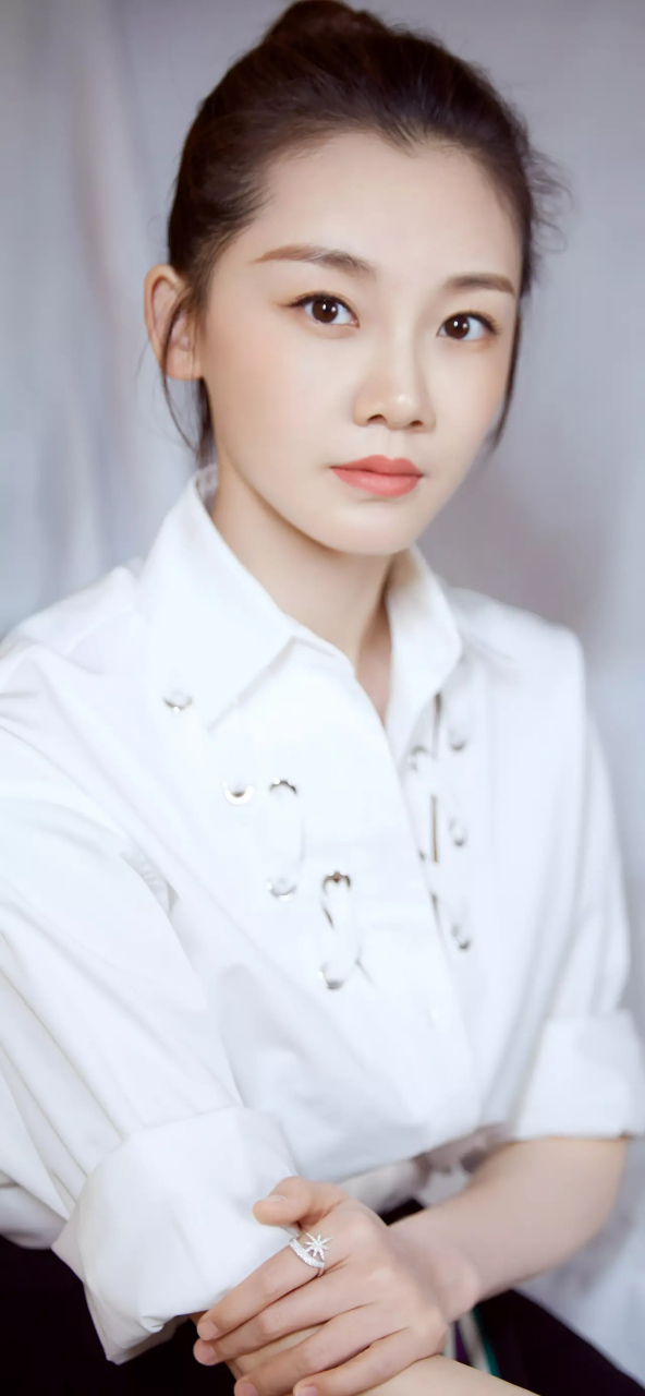 高清无水印壁纸:苗苗气质写真