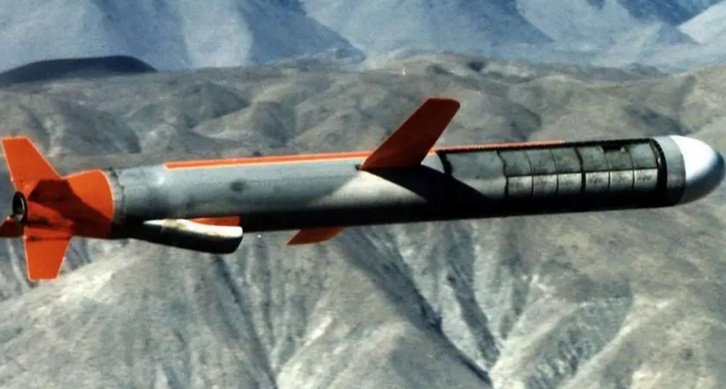 中国电磁脉冲武器一旦启用,就能瘫痪整个美国,让无敌的航空母舰也