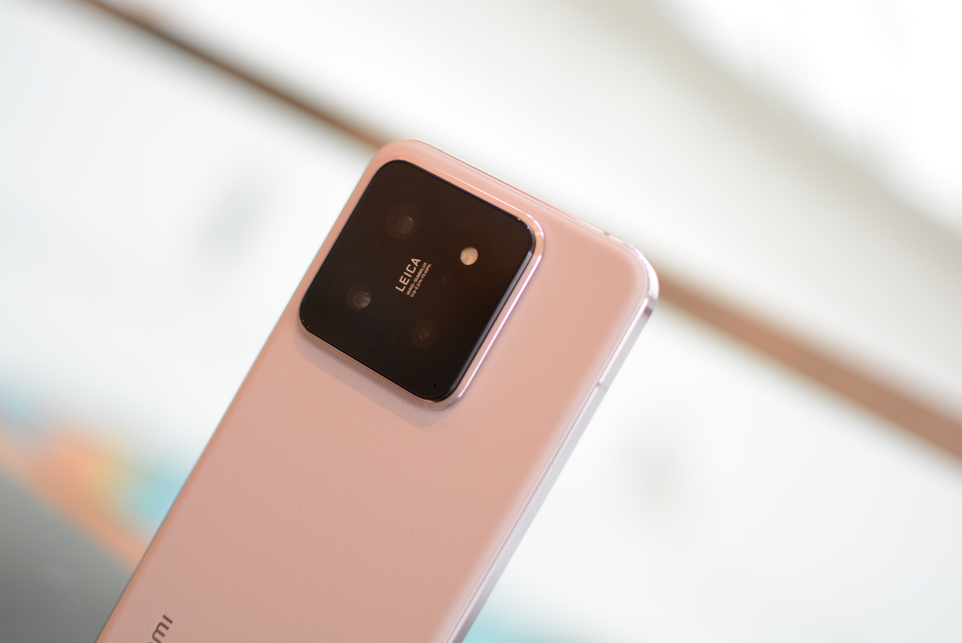 小米14# 一组小米14的粉色版本实拍,很漂亮的颜色,再加上这款手坏的