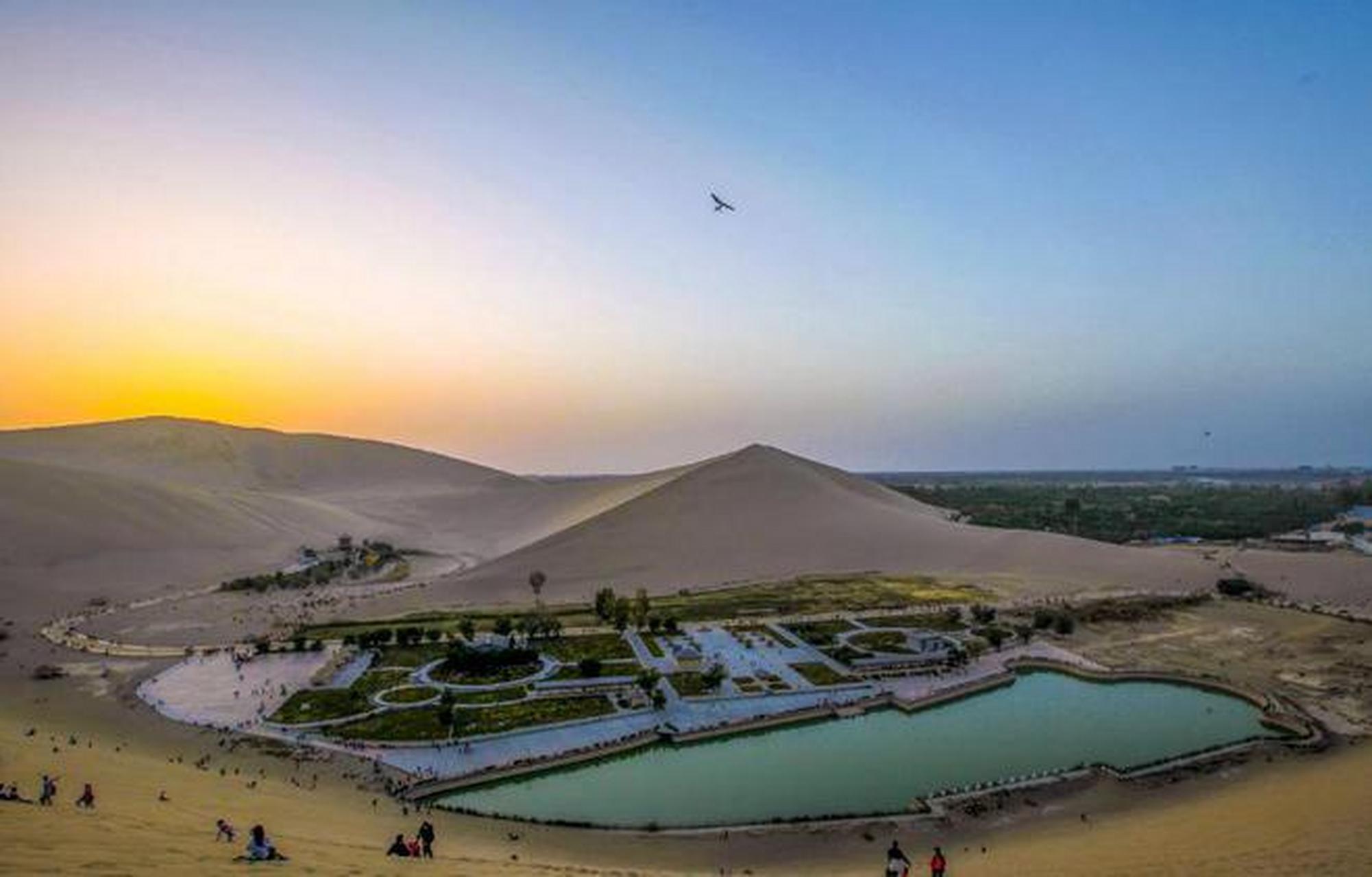 这座200米高的小山完全被流沙所覆盖,爬上山顶,尽见一片黄沙.