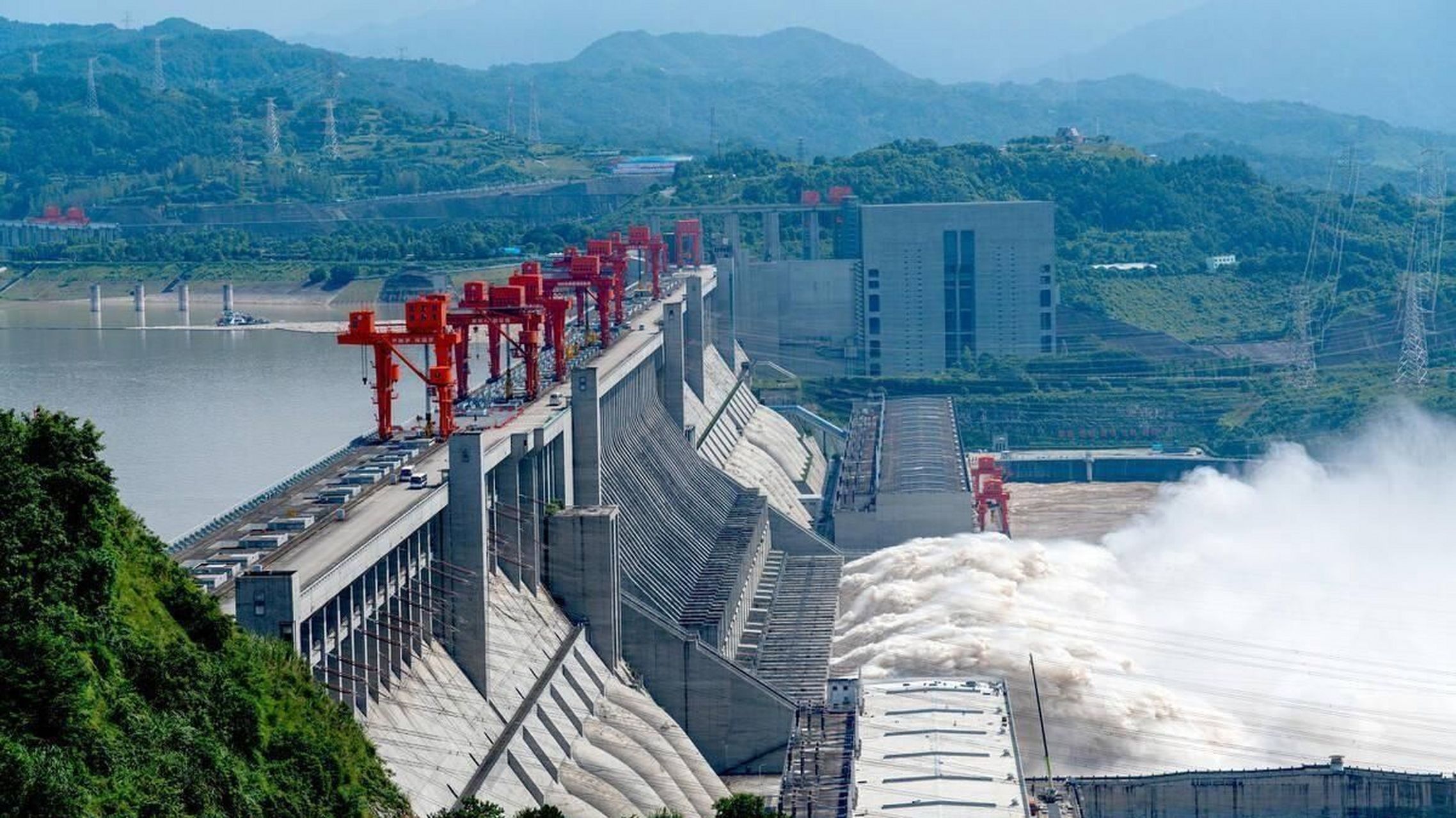 三峡水电站共有32台水轮机发电机组,每台发电机组容量为70万千瓦.