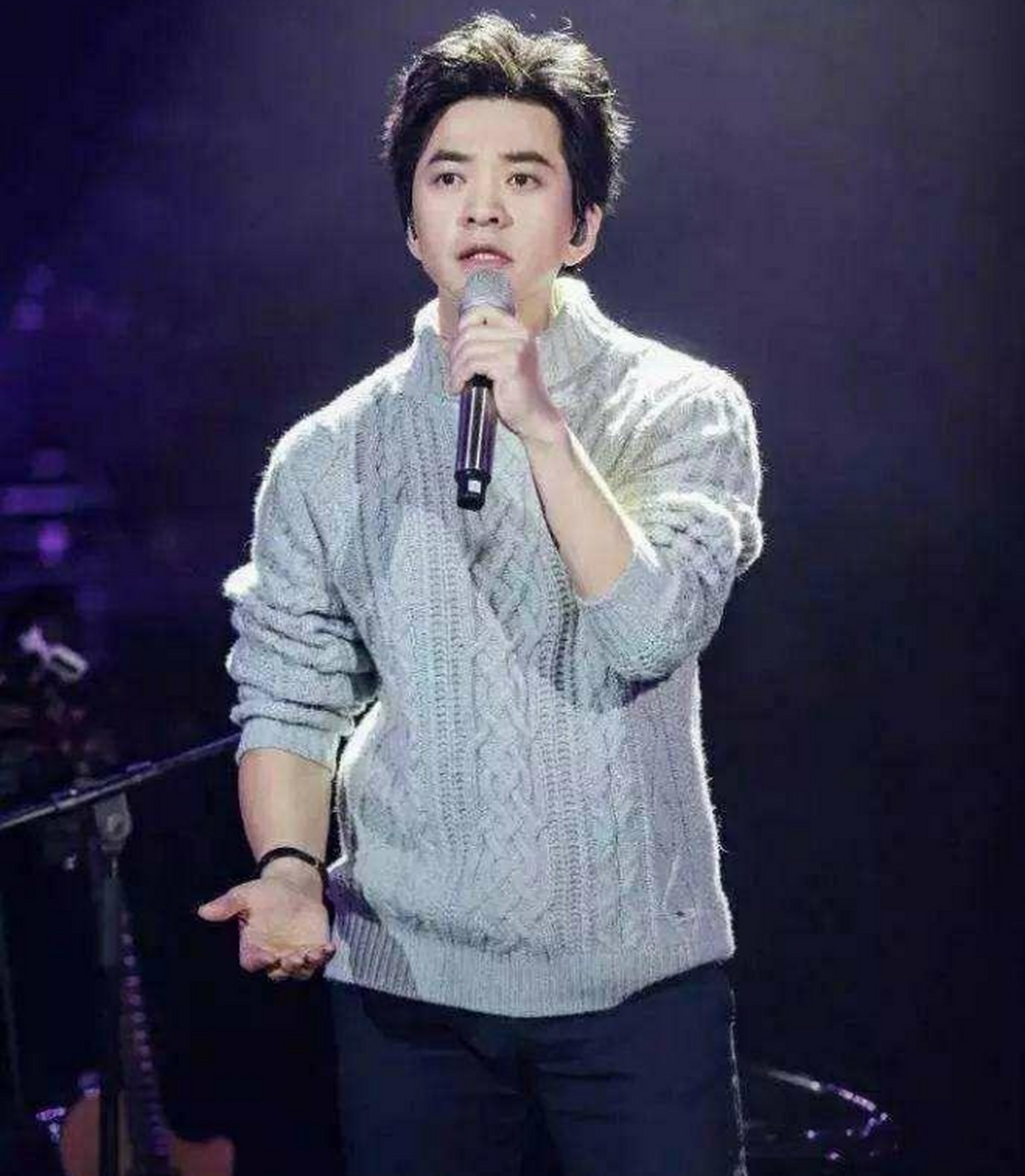 李健对于高领毛衣的热爱,在很早之前就已经初现.