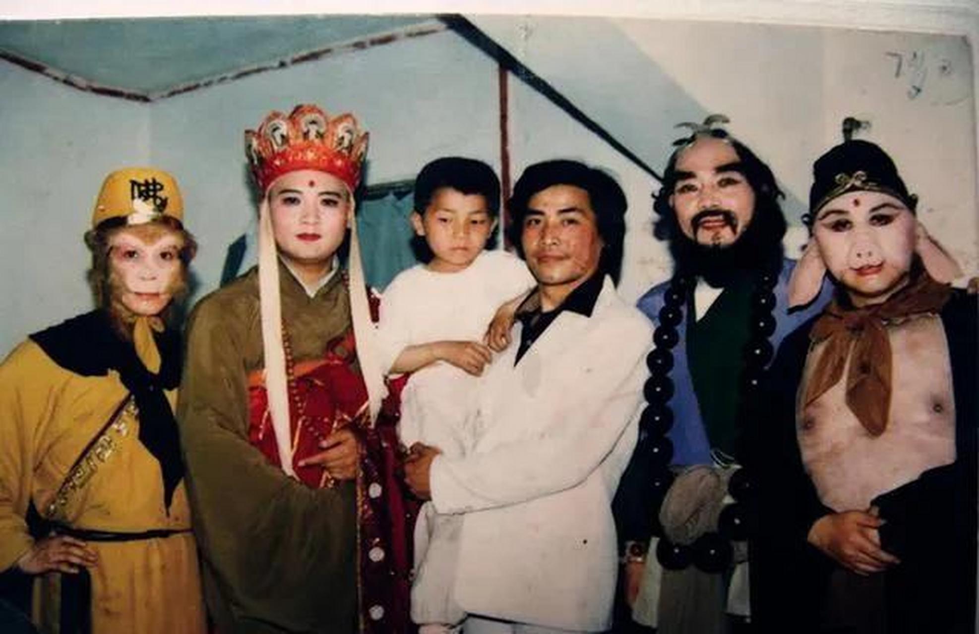 《西游记》播出至今已经36年. 当时的拍摄现场花絮照片.