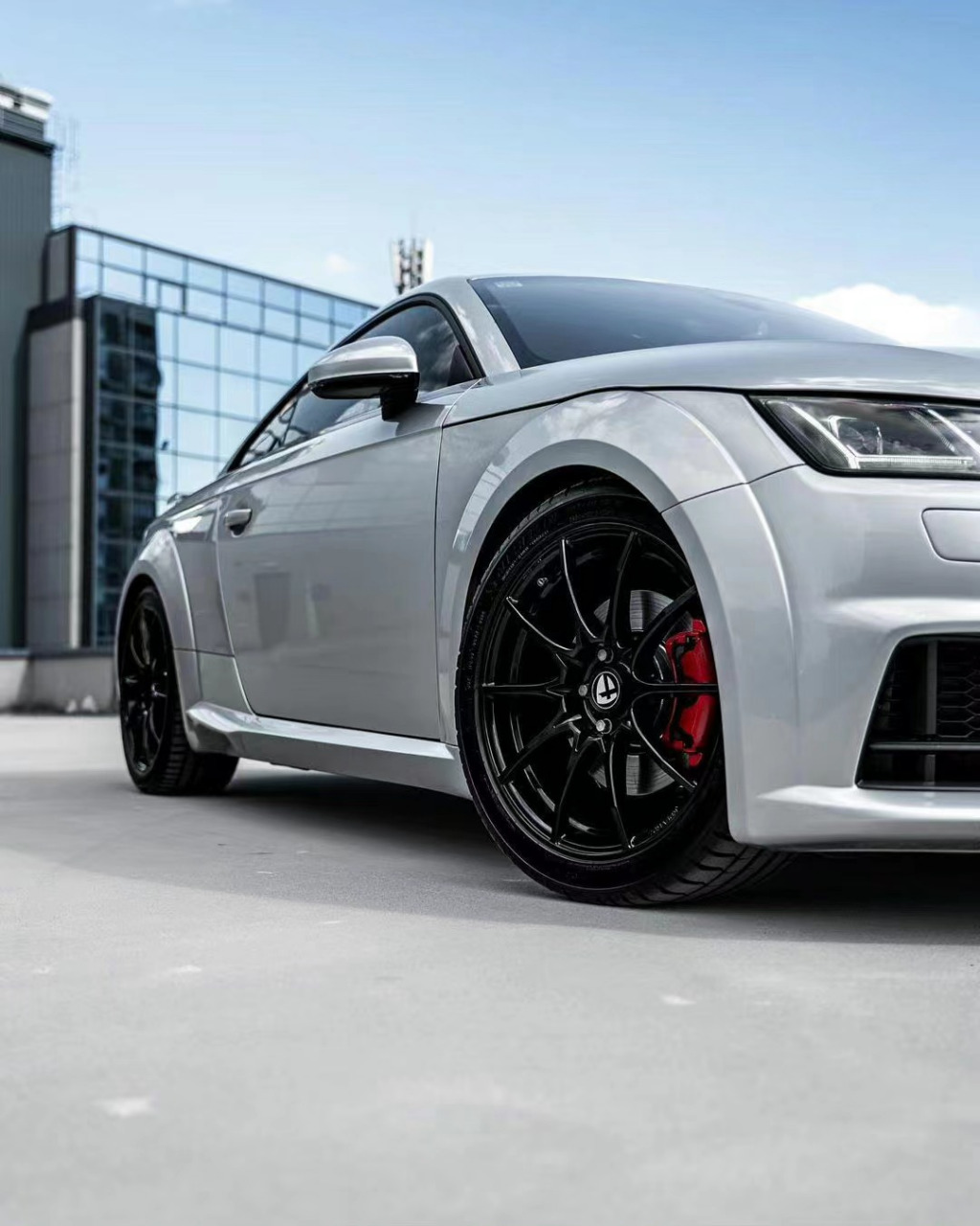 奥迪tt是奥迪公司推出的一款跑车,具有独特的设计风格和卓越的性能